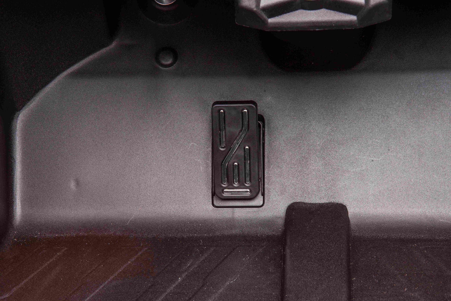 Mașină electrică copii Can-am Maverick 24V, negru, cu două locuri, suspensie spate, telecomandă 2,4 Ghz, Baterie litiu portabilă, 4 motoare de 200 W, roți EVA, scaune din piele, player MP3 cu intrare USB/SD, model cu licență - imagine 13