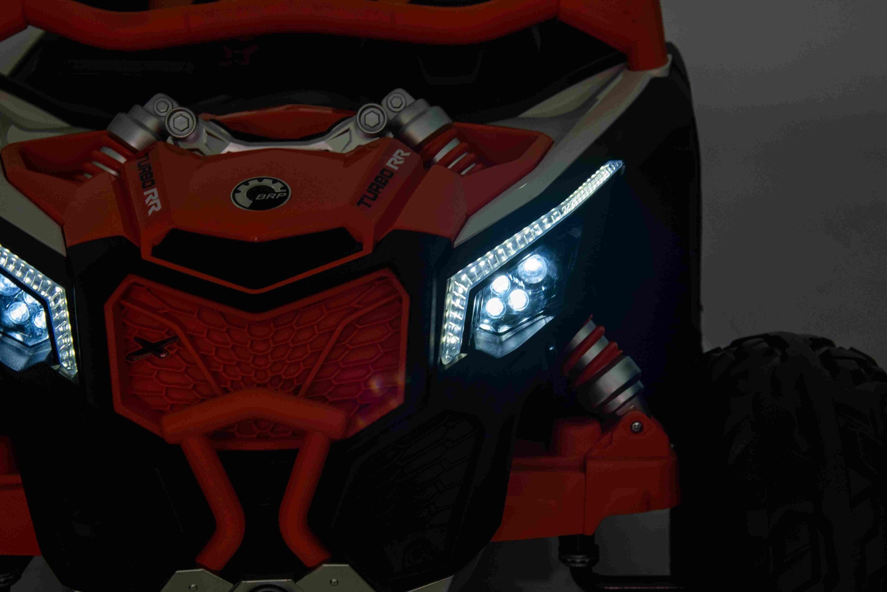 Mașină electrică copii Can-am Maverick 24V, portocaliu, cu două locuri, suspensie spate, telecomandă 2,4 Ghz, Baterie litiu portabilă, 4 motoare de 200 W, roți EVA, scaune din piele, player MP3 cu intrare USB/SD, model cu licență - imagine 7