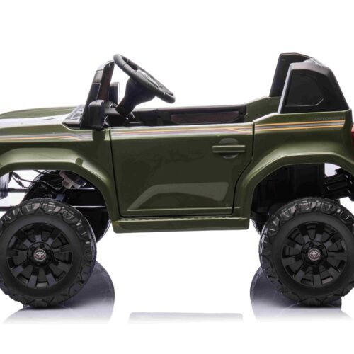 Mașinuță electrică Toyota Landcruiser 12V, verde camuflaj, scaun lat, telecomandă 2.4 GHz, intrare USB / AUX, Bluetooth, suspensie, baterie litiu, lumini LED, motor 2 x 25W, licență ORIGINALĂ