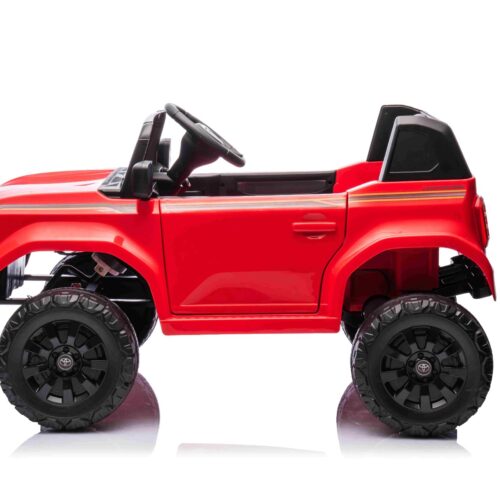 Mașinuță electrică Toyota Landcruiser 12V, roșu, scaun lat, telecomandă 2.4 GHz, intrare USB / AUX, Bluetooth, suspensie, baterie litiu, lumini LED, motor 2 x 25W, licență ORIGINALĂ