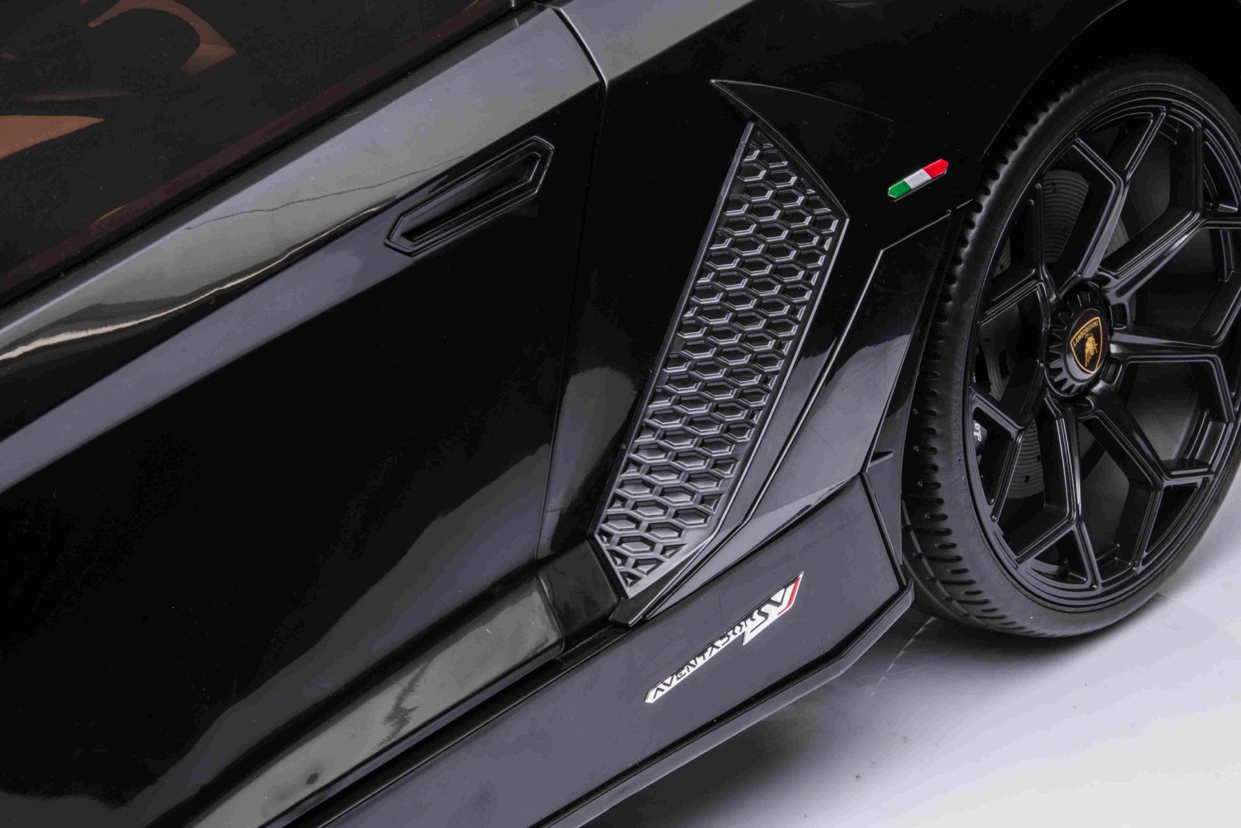 Mașină electrică copii Lamborghini Aventador 24V două locuri, caroserie lăcuită verde, 2.4 GHz DO, scaune moi din PU, afișaj LCD, suspensie, uși cu deschidere verticală, roți EVA moi, MOTOR 2 X 45W, licență ORIGINALĂ - imagine 9