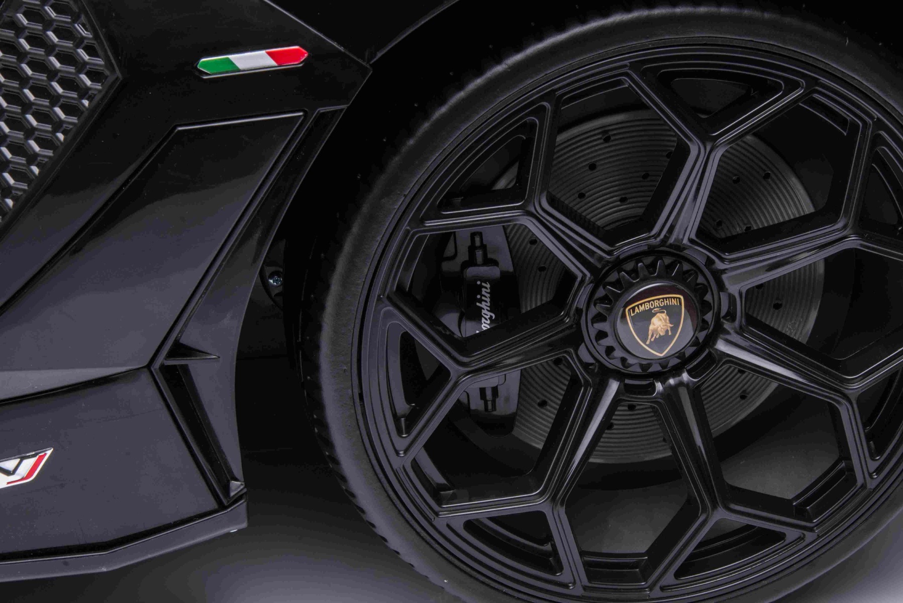 Mașină electrică copii Lamborghini Aventador 24V două locuri, caroserie lăcuită negru, 2.4 GHz DO, scaune moi din PU, afișaj LCD, suspensie, uși cu deschidere verticală, roți EVA moi, MOTOR 2 X 45W, licență ORIGINALĂ - imagine 18