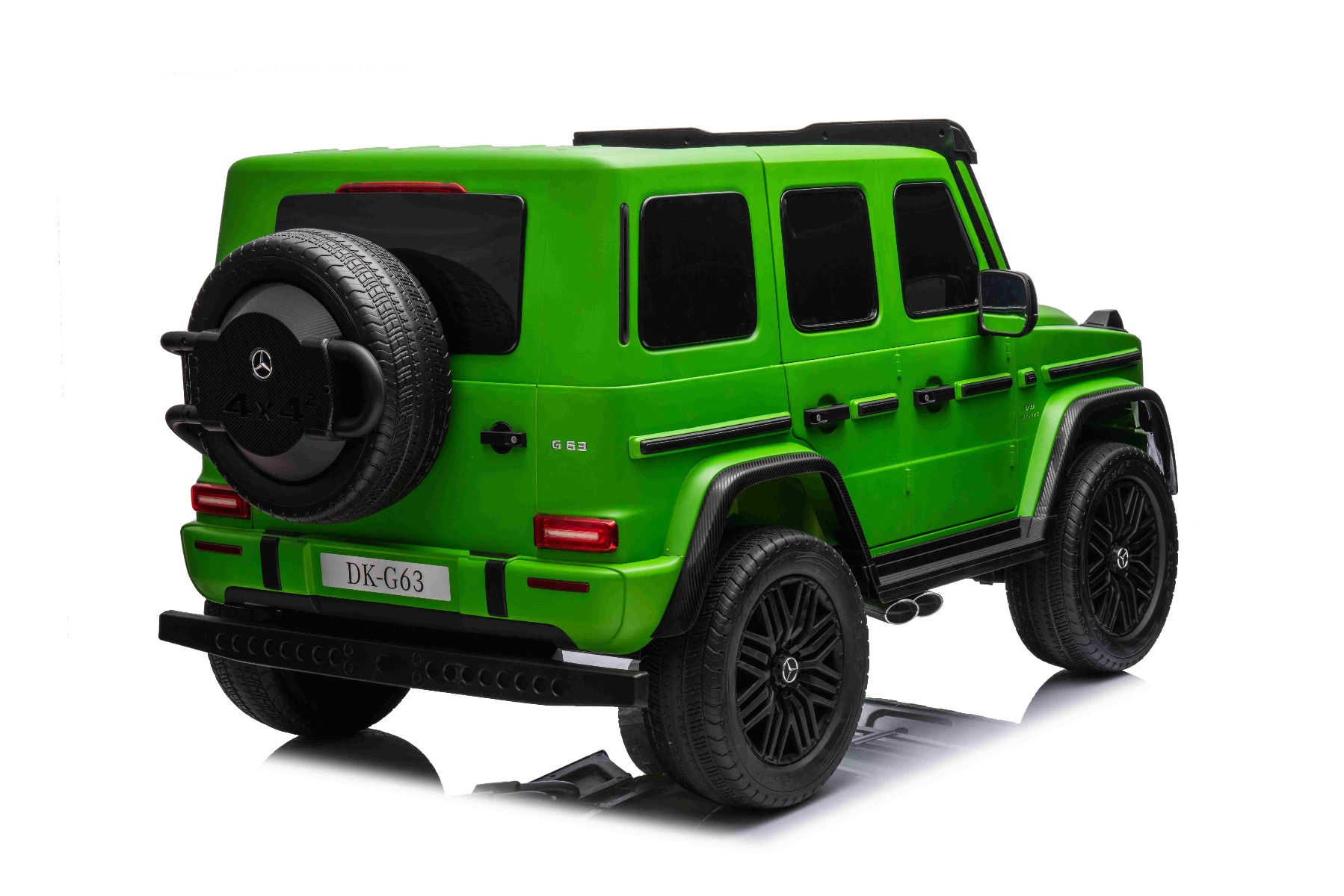 Mașină electrică Mercedes-Benz G63 AMG 4x4, Cu două locuri, 24V, vopsit verde, MP4 Player cu intrare USB/AUX, tracțiune 4x4, Baterie 24V/7Ah, 4 motoare 200W, Roți EVA cu suspensie, Scaune din piele, Telecomandă, Model cu licență - imagine 5