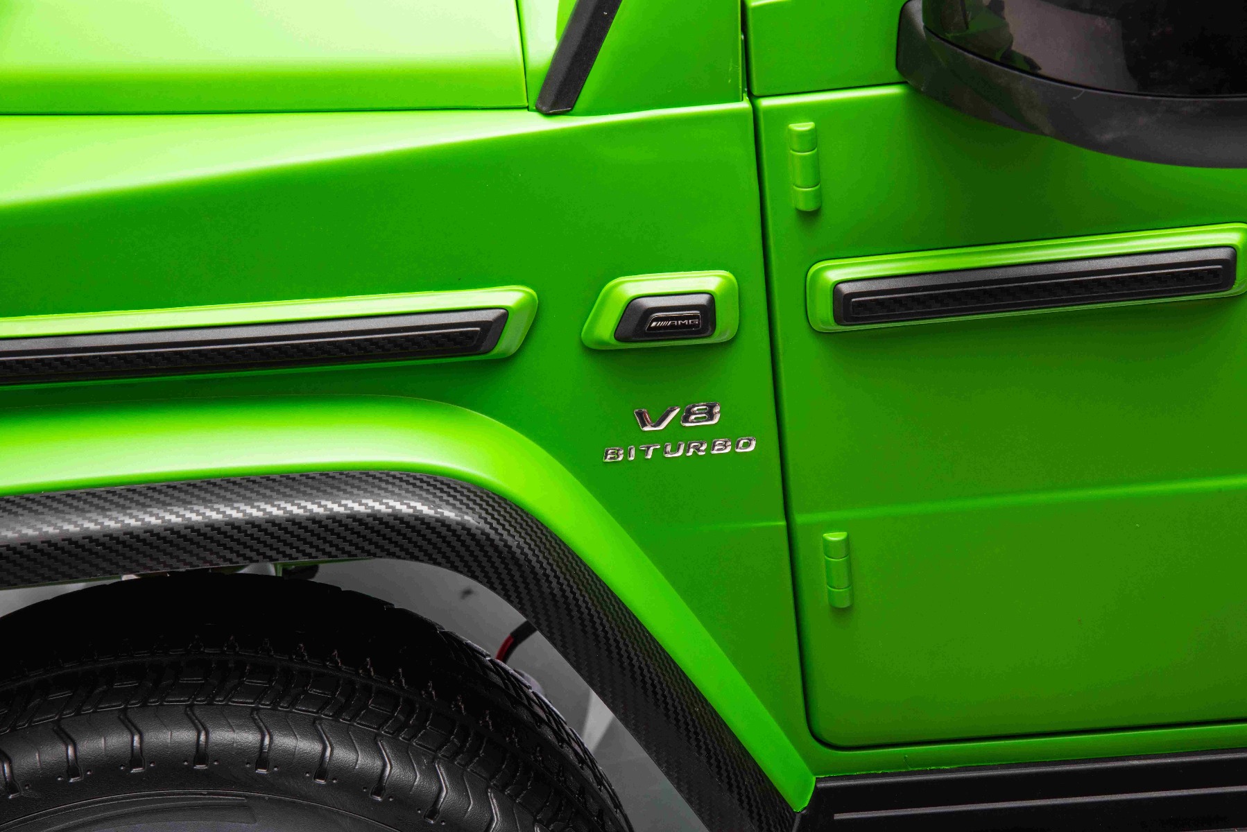 Mașină electrică Mercedes-Benz G63 AMG 4x4, Cu două locuri, 24V, vopsit verde, MP4 Player cu intrare USB/AUX, tracțiune 4x4, Baterie 24V/7Ah, 4 motoare 200W, Roți EVA cu suspensie, Scaune din piele, Telecomandă, Model cu licență - imagine 14