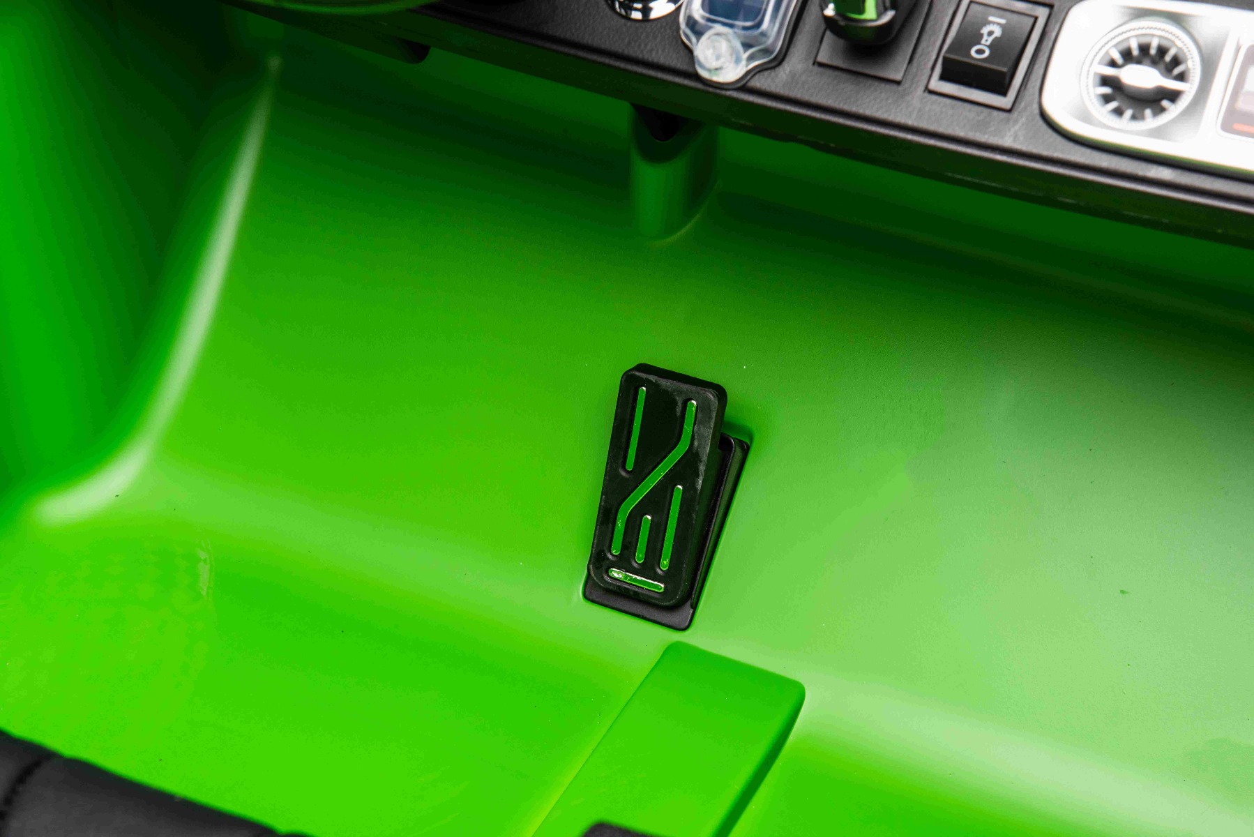 Mașină electrică Mercedes-Benz G63 AMG 4x4, Cu două locuri, 24V, vopsit verde, MP4 Player cu intrare USB/AUX, tracțiune 4x4, Baterie 24V/7Ah, 4 motoare 200W, Roți EVA cu suspensie, Scaune din piele, Telecomandă, Model cu licență - imagine 21