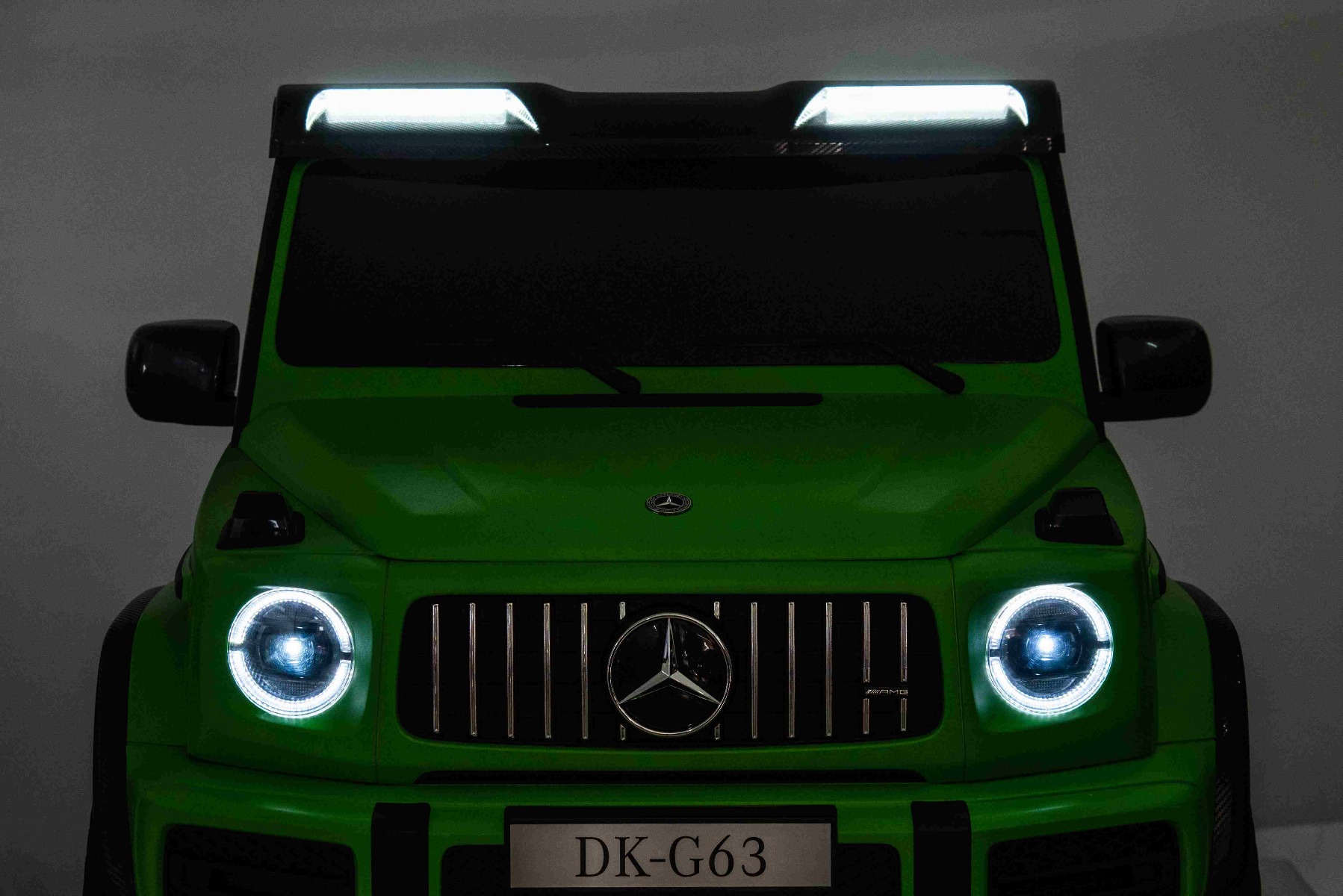 Mașină electrică Mercedes-Benz G63 AMG 4x4, Cu două locuri, 24V, vopsit verde, MP4 Player cu intrare USB/AUX, tracțiune 4x4, Baterie 24V/7Ah, 4 motoare 200W, Roți EVA cu suspensie, Scaune din piele, Telecomandă, Model cu licență - imagine 22