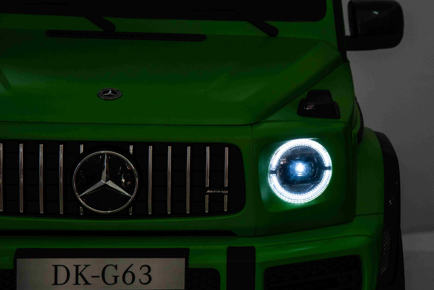 Mașină electrică Mercedes-Benz G63 AMG 4x4, Cu două locuri, 24V, vopsit verde, MP4 Player cu intrare USB/AUX, tracțiune 4x4, Baterie 24V/7Ah, 4 motoare 200W, Roți EVA cu suspensie, Scaune din piele, Telecomandă, Model cu licență - imagine 23