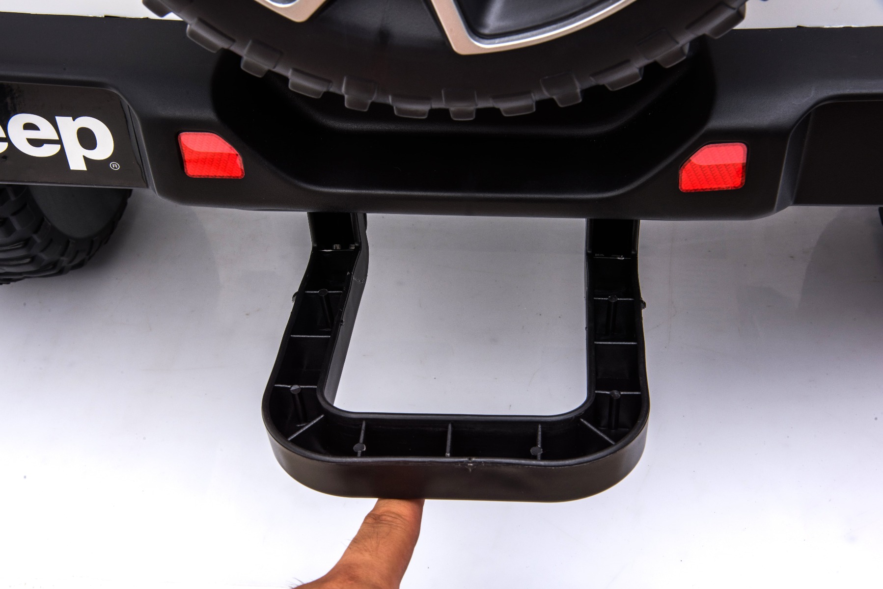 Mașinuță electrică pentru copii JEEP Wrangler, Alb, scaun din piele, Radio cu intrare Bluetooth și USB, unitate 4x4, baterie cu litiu, roți EVA, suspensii spate, telecomandă de 2,4 GHz, comutator funcție telecomandă/ pedală, licențiat - imagine 23