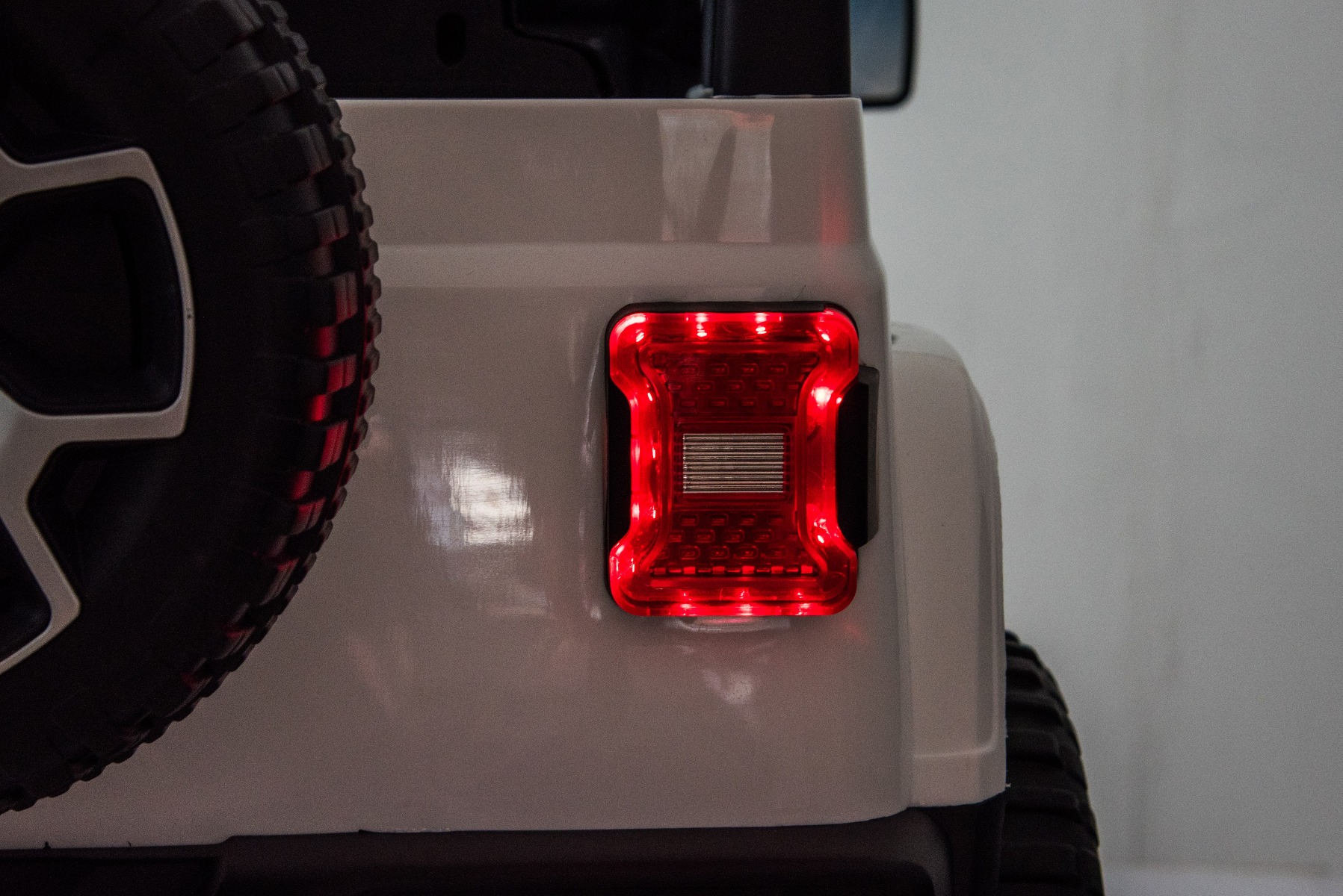 Mașinuță electrică pentru copii JEEP Wrangler, Alb, scaun din piele, Radio cu intrare Bluetooth și USB, unitate 4x4, baterie cu litiu, roți EVA, suspensii spate, telecomandă de 2,4 GHz, comutator funcție telecomandă/ pedală, licențiat - imagine 30