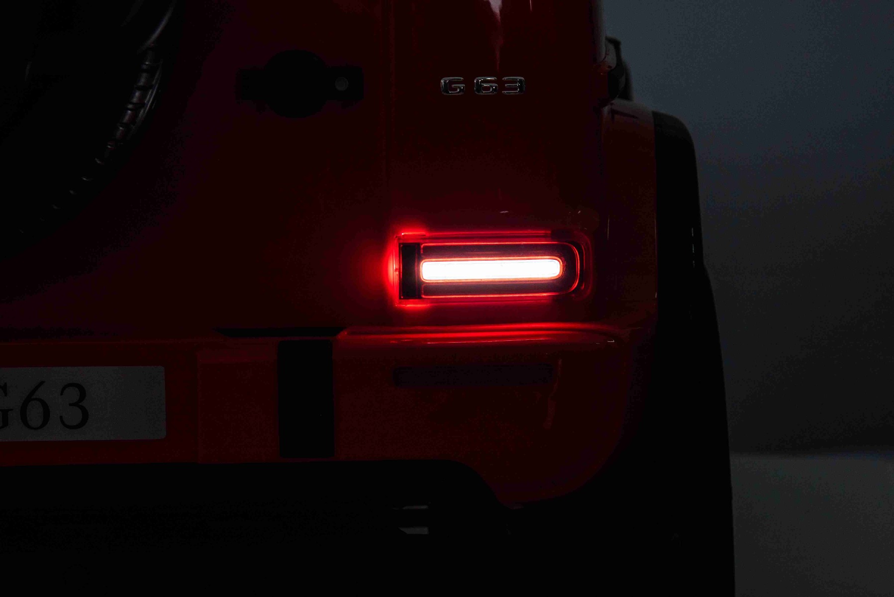 Mașină electrică Mercedes-Benz G63 AMG 4x4 cu două locuri 12V, roșu, MP3 Player cu intrare USB/AUX, tracțiune 4x4, baterie 12V14Ah, roți EVA cu suspensie, scaune din piele, telecomandă, licențiat - imagine 28