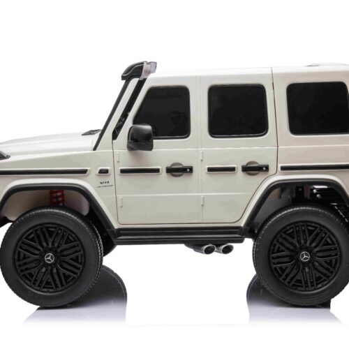 Mașină electrică Mercedes-Benz G63 AMG 4×4 cu două locuri 12V, alb, MP3 Player cu intrare USB/AUX, tracțiune 4×4, baterie 12V14Ah, roți EVA cu suspensie, scaune din piele, telecomandă, licențiat