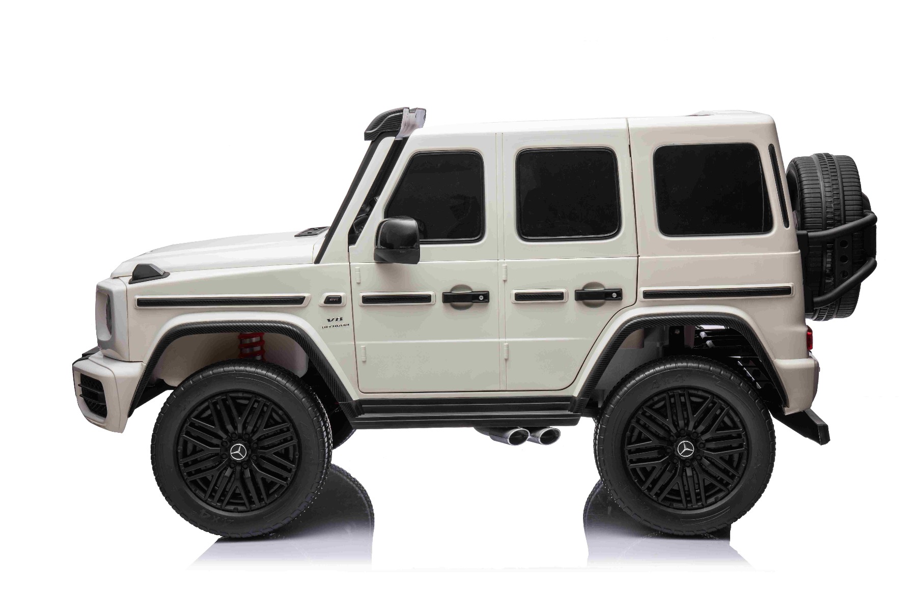 Mașină electrică Mercedes-Benz G63 AMG 4x4 cu două locuri 12V, alb, MP3 Player cu intrare USB/AUX, tracțiune 4x4, baterie 12V14Ah, roți EVA cu suspensie, scaune din piele, telecomandă, licențiat