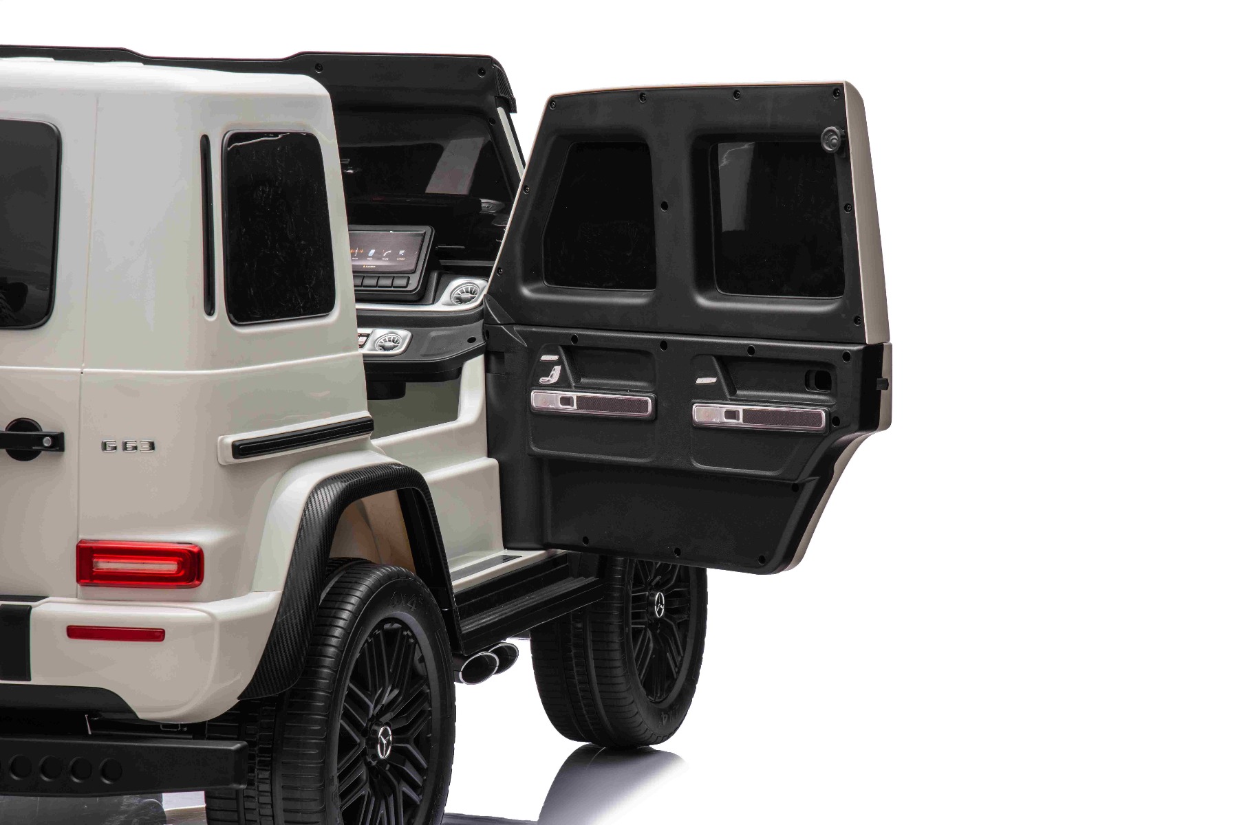 Mașină electrică Mercedes-Benz G63 AMG 4x4 cu două locuri 12V, alb, MP3 Player cu intrare USB/AUX, tracțiune 4x4, baterie 12V14Ah, roți EVA cu suspensie, scaune din piele, telecomandă, licențiat - imagine 9