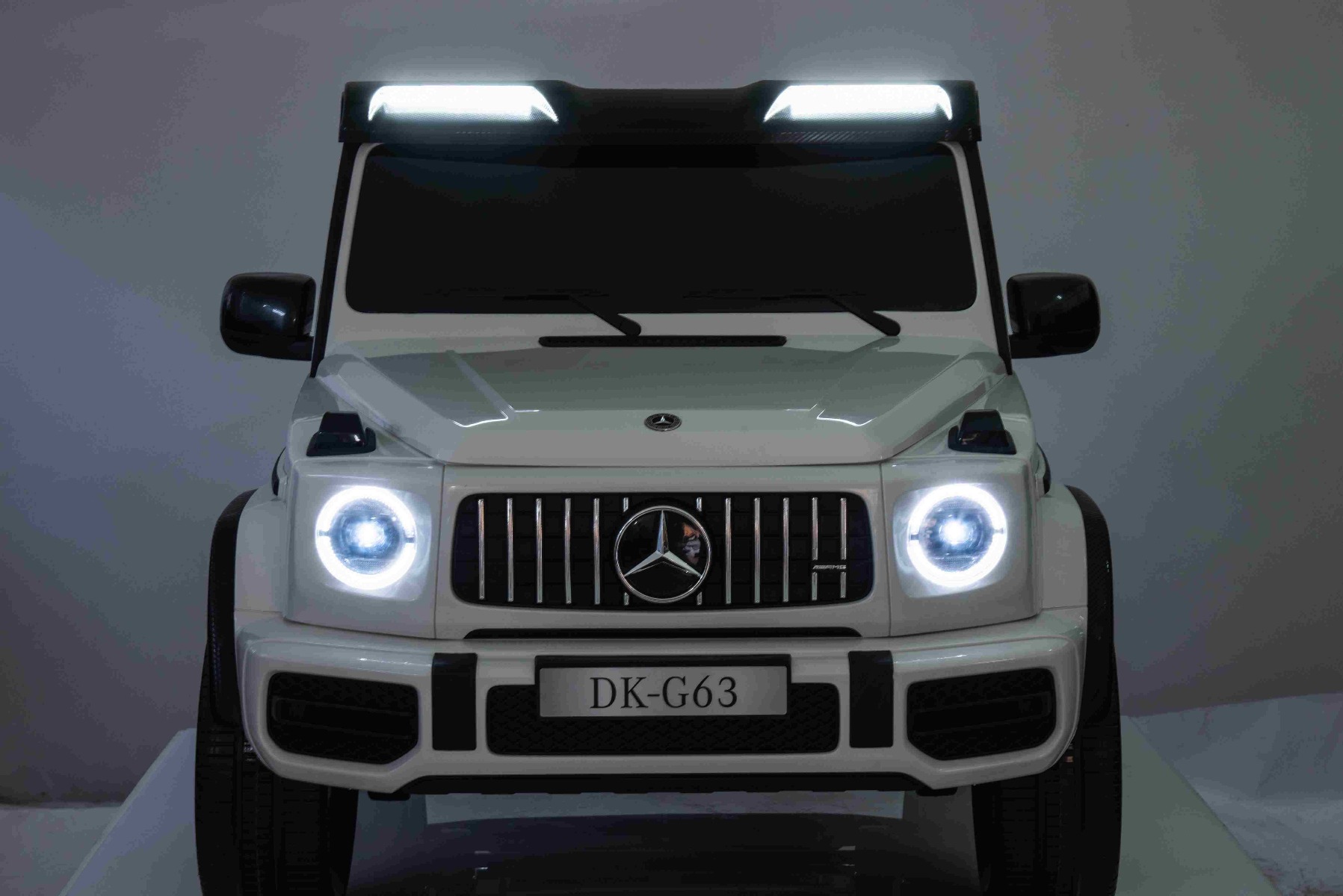 Mașină electrică Mercedes-Benz G63 AMG 4x4 cu două locuri 12V, alb, MP3 Player cu intrare USB/AUX, tracțiune 4x4, baterie 12V14Ah, roți EVA cu suspensie, scaune din piele, telecomandă, licențiat - imagine 11