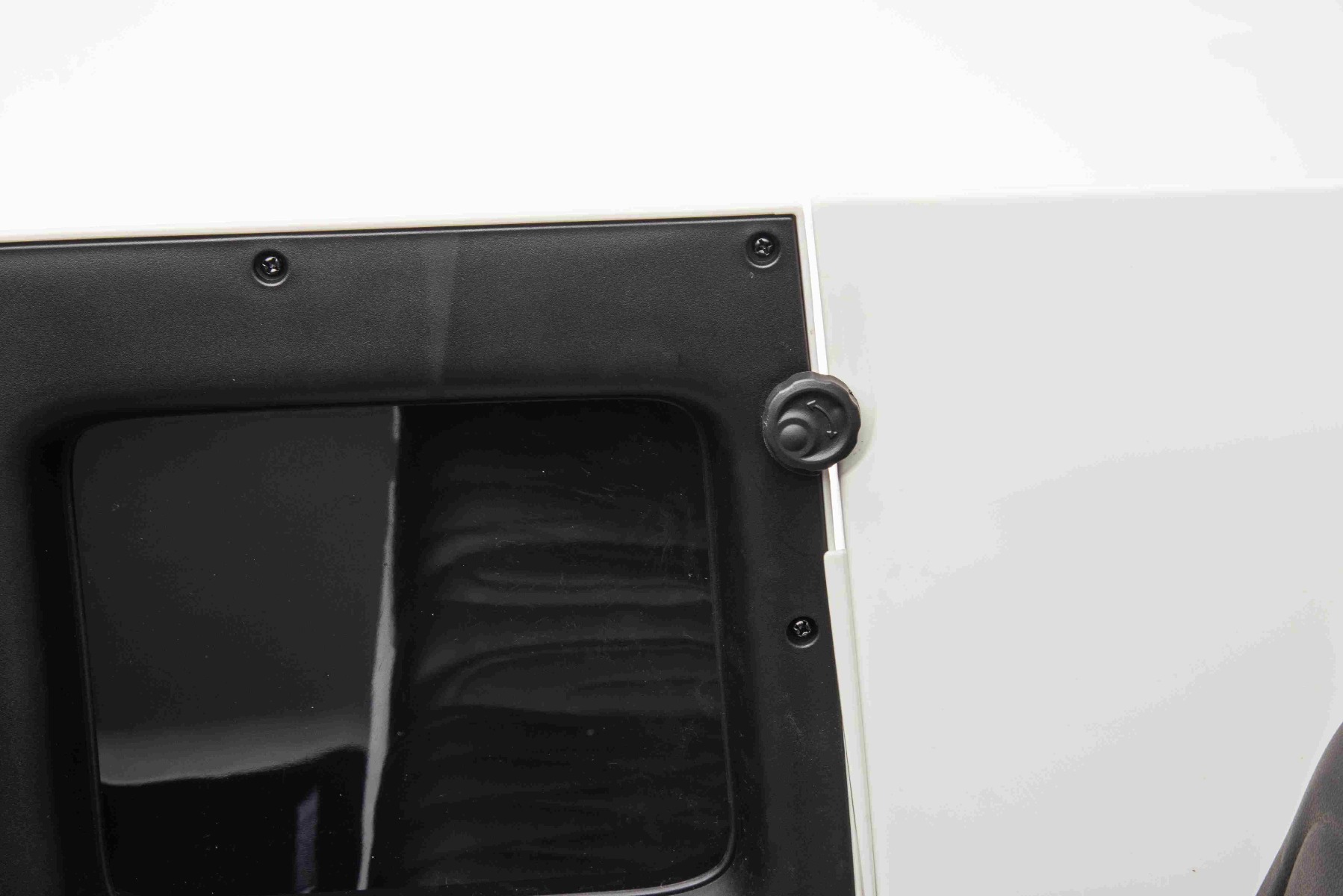 Mașină electrică Mercedes-Benz G63 AMG 4x4 cu două locuri 12V, alb, MP3 Player cu intrare USB/AUX, tracțiune 4x4, baterie 12V14Ah, roți EVA cu suspensie, scaune din piele, telecomandă, licențiat - imagine 15