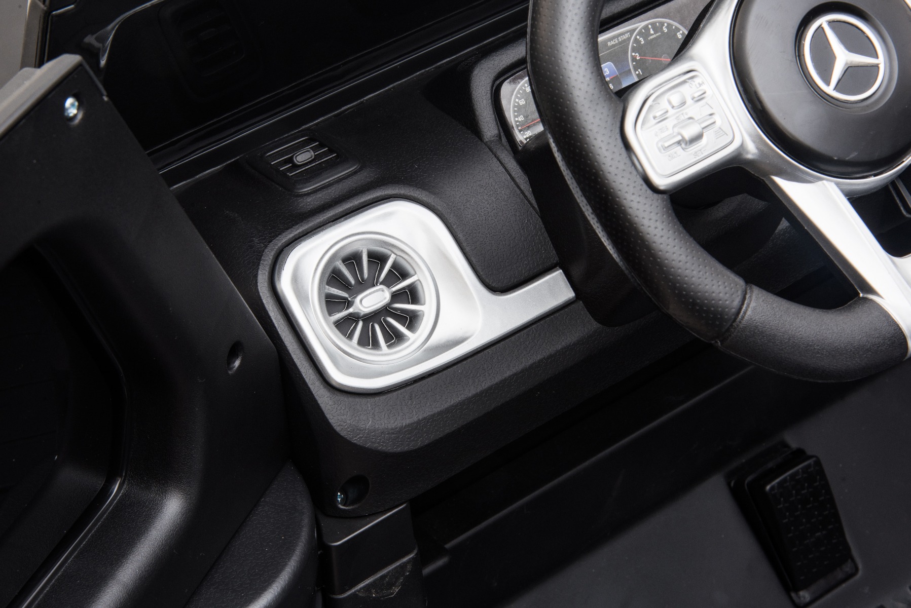 Mașină electrică de jucărie Mercedes-Benz G63 AMG 4x4 cu două locuri, negru, player MP3 cu conexiune USB/AUX și Bluetooth, tracțiune 4x4, baterie litiu, roți EVA cu suspensie, scaune din piele artificială, telecomandă, licență originală - imagine 7