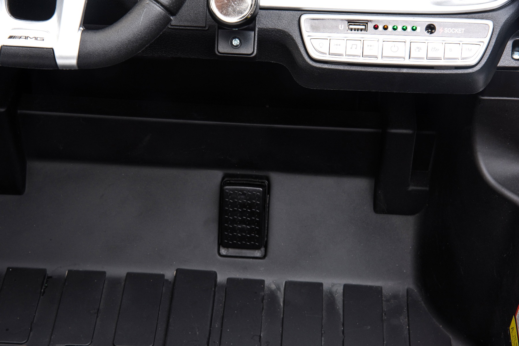 Mașină electrică de jucărie Mercedes-Benz G63 AMG 4x4 cu două locuri, roșu, player MP3 cu conexiune USB/AUX și Bluetooth, tractiune 4x4, baterie litiu, roti EVA cu suspensie, scaune din piele artificială, telecomandă, licentă originală - imagine 6