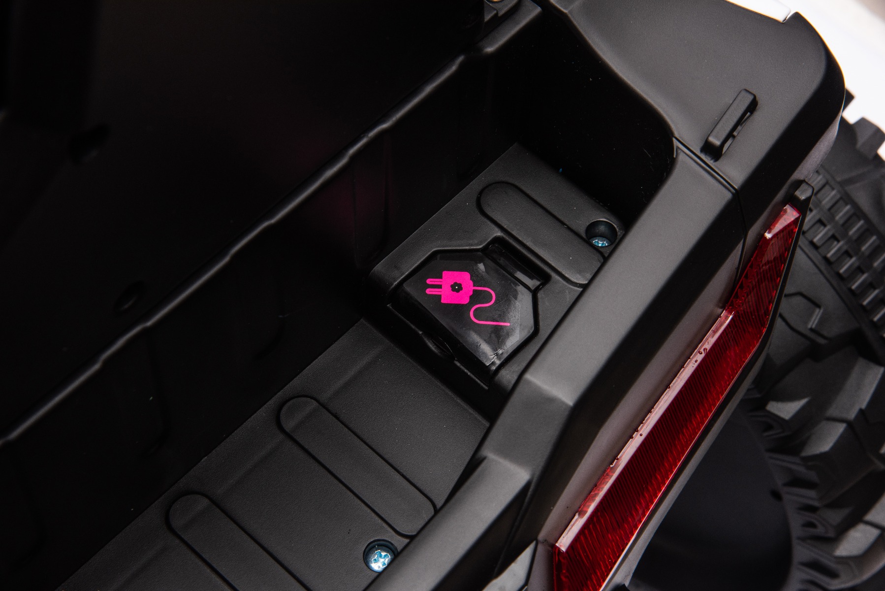 Mașină electrică copii UTV Small 12V, alb, Tracțiune spate, baterie 12V, Roți din plastic, banchetă dublă, Telecomandă 2,4 GHz, Un singur loc, MP3 player cu intrare USB/SD, Lumini LED - imagine 11