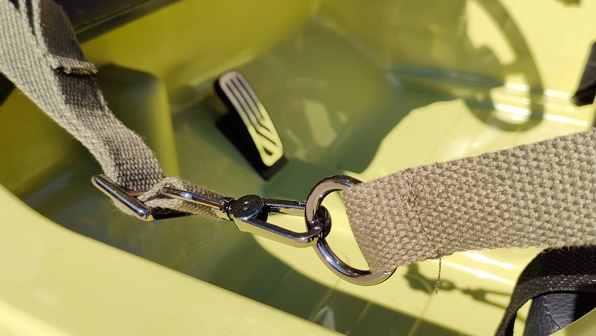 Mașinuță electrică pentru copii SUA ARMY-4X4, Verde, cu trei locuri, MP3 Player cu intrare USB / SD, suspensie integrală, lumini LED, parbriz pliabil, baterie portabilă 12V14AH, roți EVA, scaune din piele, telecomandă de 2,4 GHz, 4x4 - imagine 33