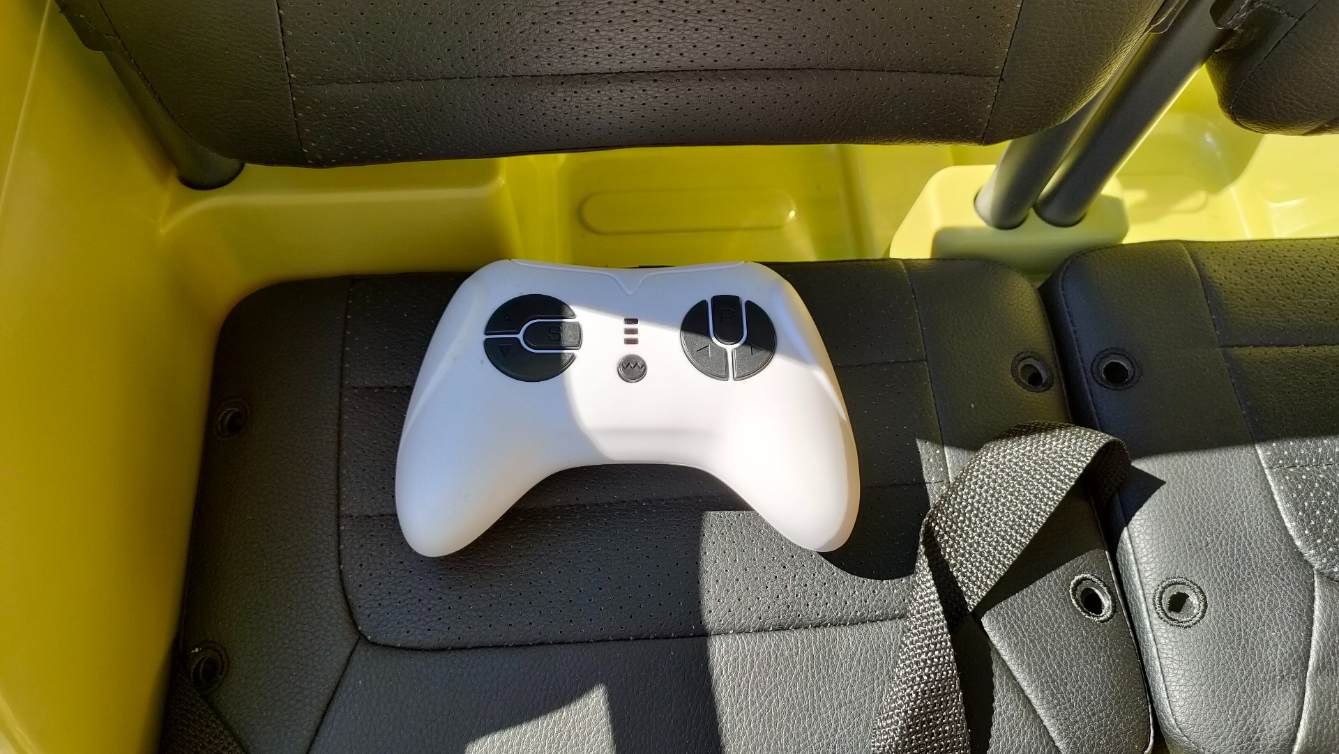 Mașinuță electrică pentru copii SUA ARMY-4X4, Verde, cu trei locuri, MP3 Player cu intrare USB / SD, suspensie integrală, lumini LED, parbriz pliabil, baterie portabilă 12V14AH, roți EVA, scaune din piele, telecomandă de 2,4 GHz, 4x4 - imagine 36