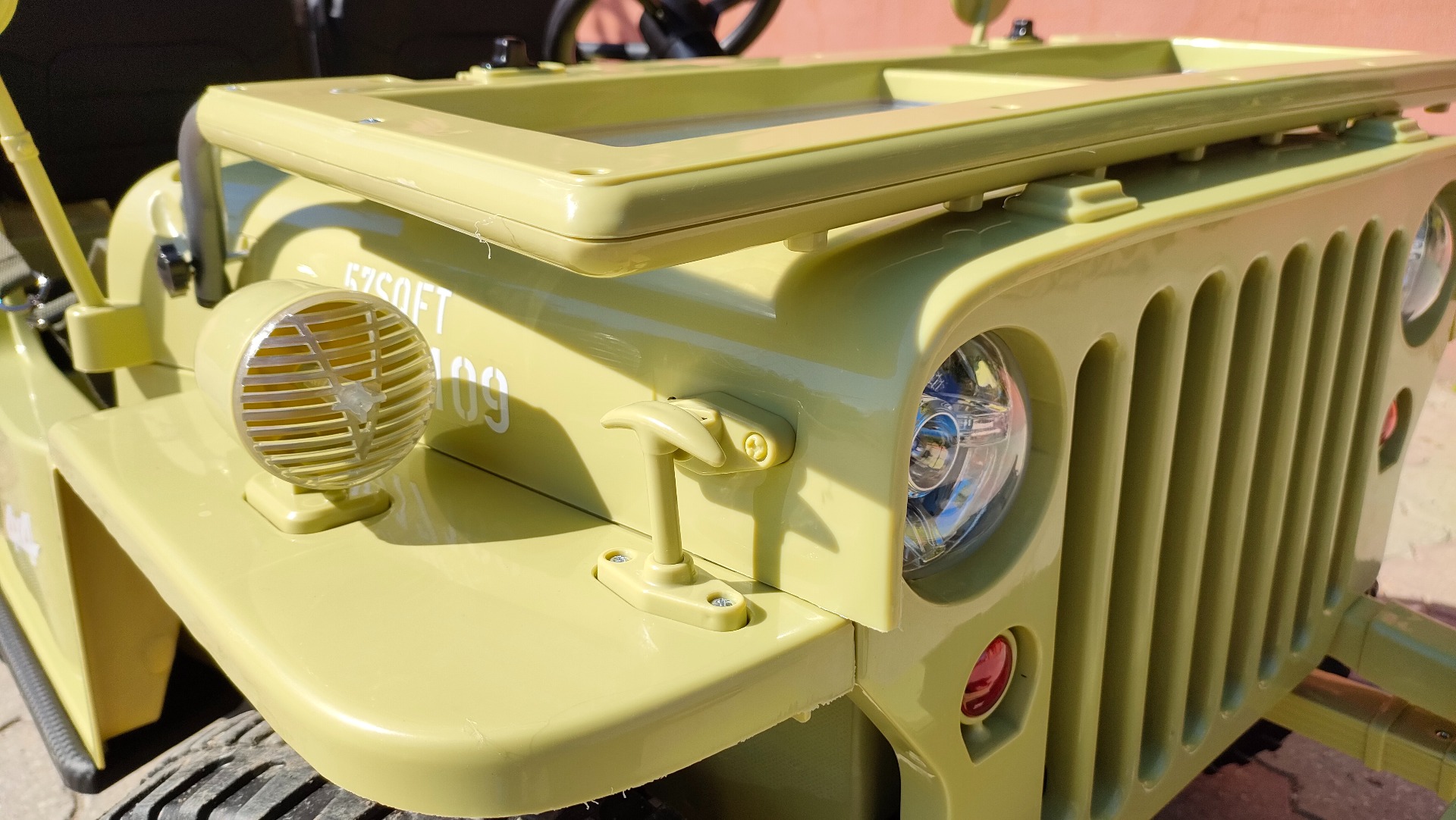 Mașinuță electrică pentru copii SUA ARMY-4X4, Verde, cu trei locuri, MP3 Player cu intrare USB / SD, suspensie integrală, lumini LED, parbriz pliabil, baterie portabilă 12V14AH, roți EVA, scaune din piele, telecomandă de 2,4 GHz, 4x4 - imagine 55