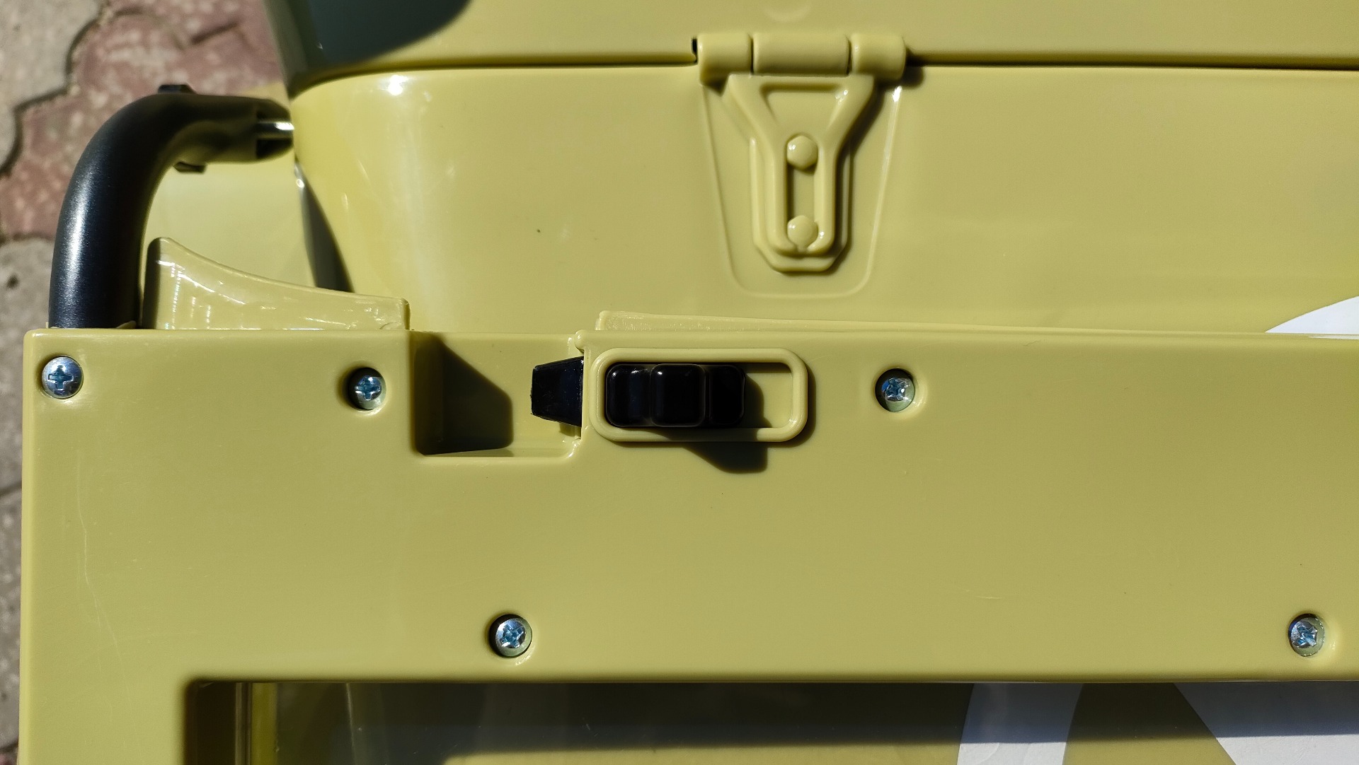 Mașinuță electrică pentru copii SUA ARMY-4X4, Verde, cu trei locuri, MP3 Player cu intrare USB / SD, suspensie integrală, lumini LED, parbriz pliabil, baterie portabilă 12V14AH, roți EVA, scaune din piele, telecomandă de 2,4 GHz, 4x4 - imagine 58