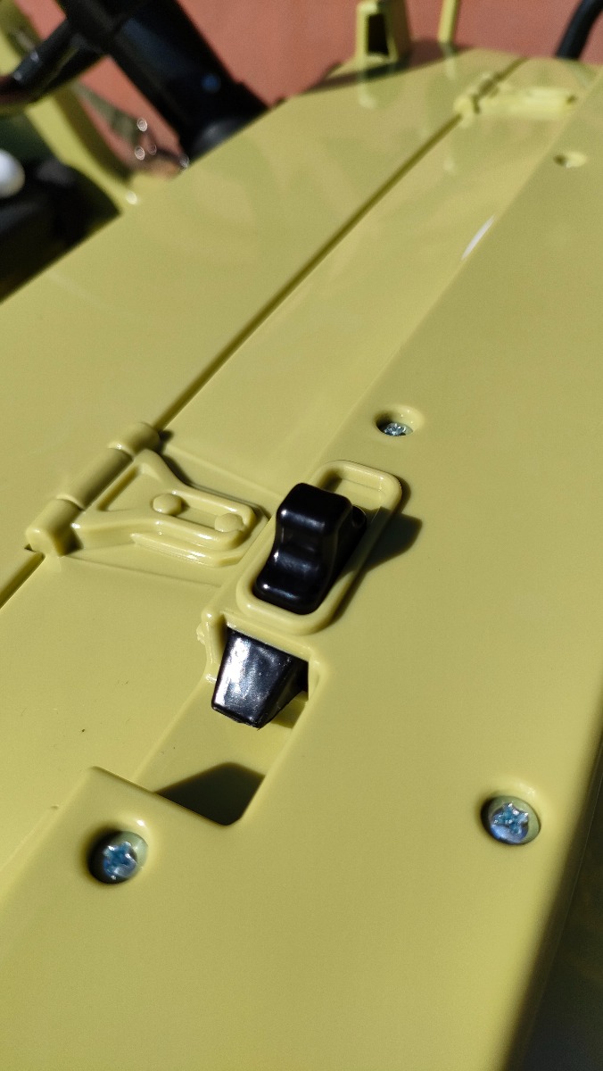 Mașinuță electrică pentru copii SUA ARMY-4X4, Verde, cu trei locuri, MP3 Player cu intrare USB / SD, suspensie integrală, lumini LED, parbriz pliabil, baterie portabilă 12V14AH, roți EVA, scaune din piele, telecomandă de 2,4 GHz, 4x4 - imagine 59