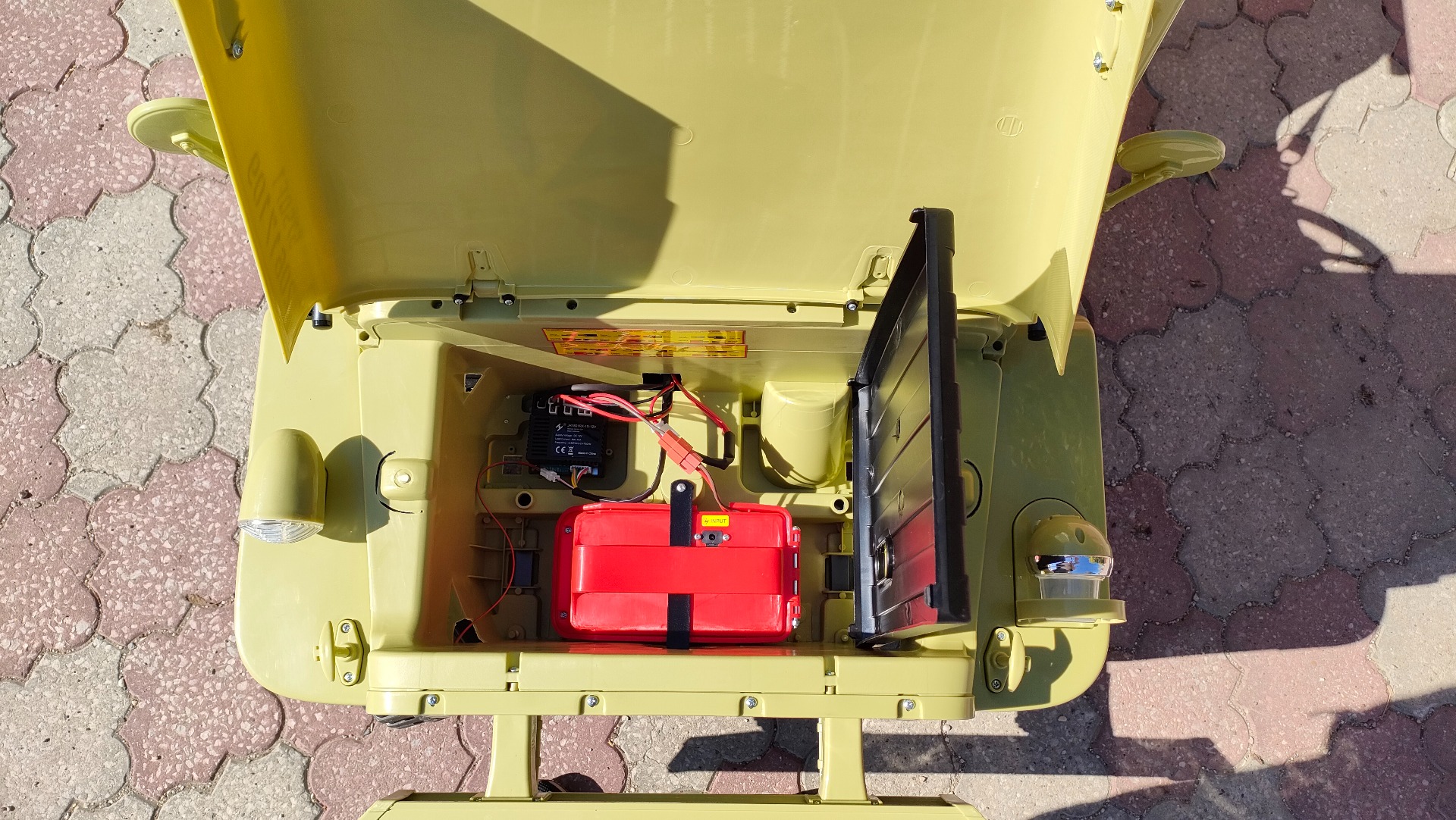 Mașinuță electrică pentru copii SUA ARMY-4X4, Verde, cu trei locuri, MP3 Player cu intrare USB / SD, suspensie integrală, lumini LED, parbriz pliabil, baterie portabilă 12V14AH, roți EVA, scaune din piele, telecomandă de 2,4 GHz, 4x4 - imagine 65