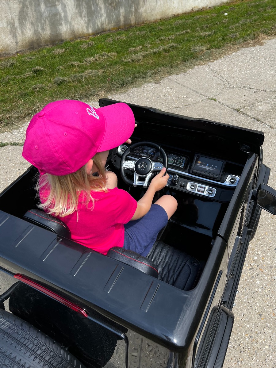Mașină electrică Mercedes-Benz G63 AMG 4x4 cu două locuri 12V, negru, MP3 Player cu intrare USB/AUX, tracțiune 4x4, baterie 12V14Ah, roți EVA cu suspensie, scaune din piele, telecomandă, licențiat - imagine 19