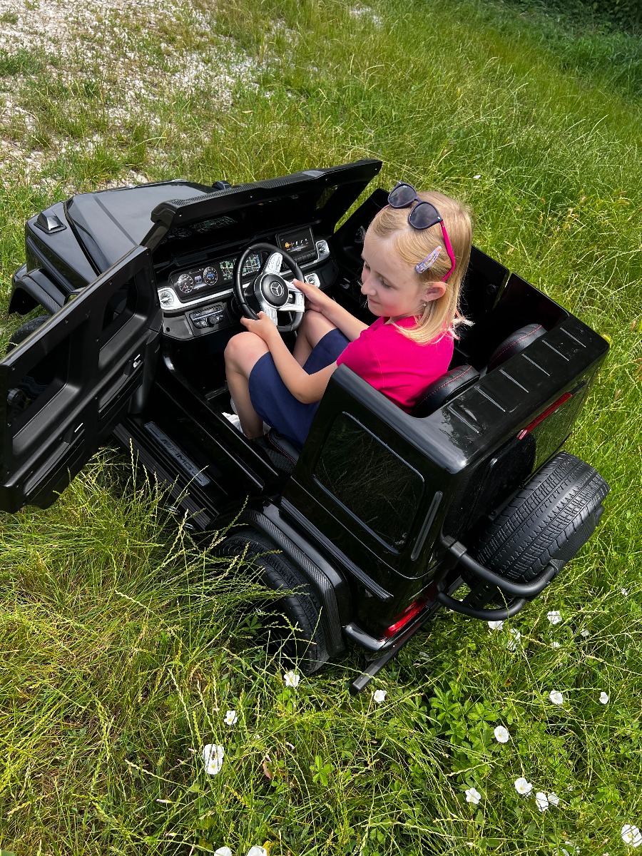 Mașină electrică Mercedes-Benz G63 AMG 4x4 cu două locuri 12V, alb, MP3 Player cu intrare USB/AUX, tracțiune 4x4, baterie 12V14Ah, roți EVA cu suspensie, scaune din piele, telecomandă, licențiat - imagine 30