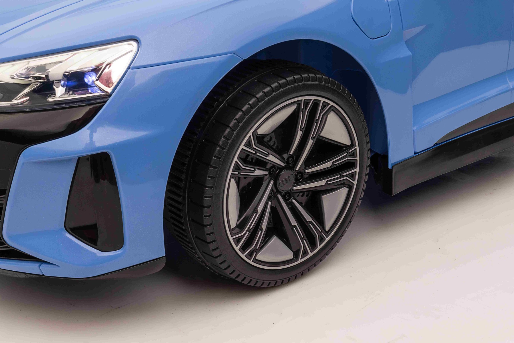 Maşinuţa electrica copii Audi RS E-tron GT 12V, albastru, scaun lat, telecomandă 2.4 GHz, intrare USB / AUX, Bluetooth, suspensie, baterie litiu, lumini LED, motor 2 x 25W, licență ORIGINALĂ - imagine 6