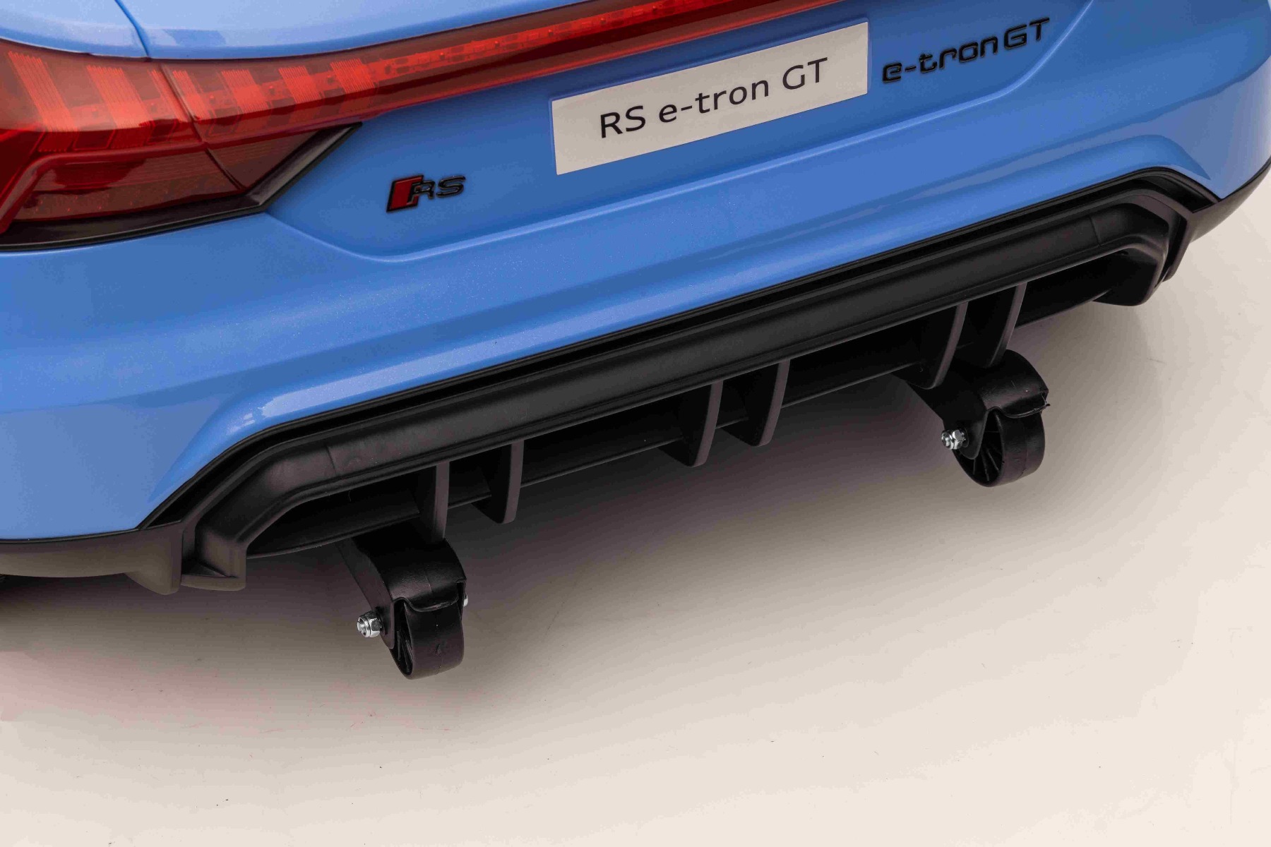 Maşinuţa electrica copii Audi RS E-tron GT 12V, albastru, scaun lat, telecomandă 2.4 GHz, intrare USB / AUX, Bluetooth, suspensie, baterie litiu, lumini LED, motor 2 x 25W, licență ORIGINALĂ - imagine 15