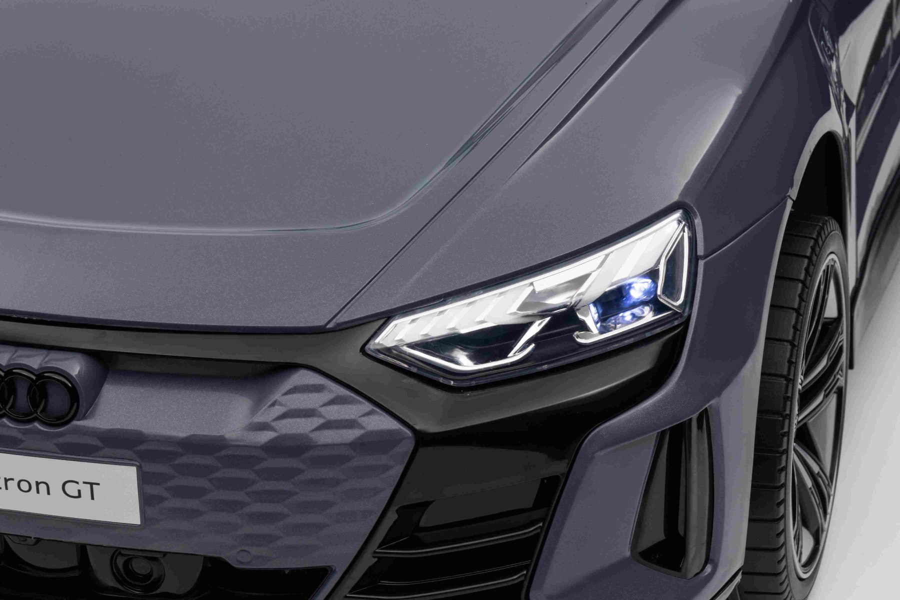 Maşinuţa electrica copii Audi RS E-tron GT 12V, gri, scaun lat, telecomandă 2.4 GHz, intrare USB / AUX, Bluetooth, suspensie, baterie litiu, lumini LED, motor 2 x 25W, licență ORIGINALĂ - imagine 29