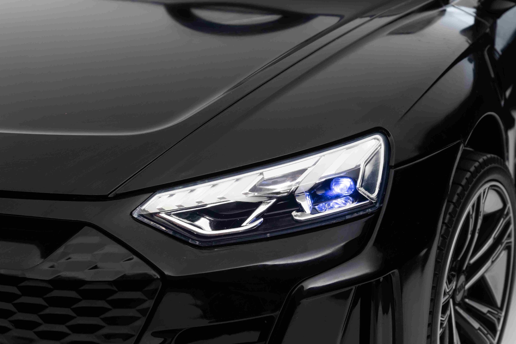 Maşinuţa electrica copii Audi RS E-tron GT 12V, negru, scaun lat, telecomandă 2.4 GHz, intrare USB / AUX, Bluetooth, suspensie, baterie litiu, lumini LED, motor 2 x 25W, licență ORIGINALĂ - imagine 14