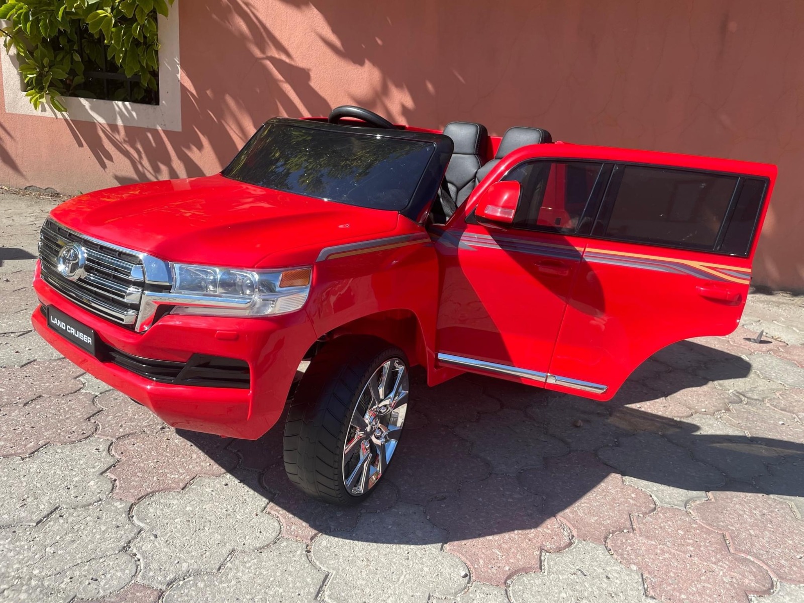 Mașină electrică de jucărie Toyota Landcruiser 12V, roșu, scaun din piele, telecomandă 2,4 GHz, intrare USB / AUX, suspensie, baterie 12 V, roți moi EVA, MOTOR 2 X 35 W, licență ORIGINALĂ - imagine 13