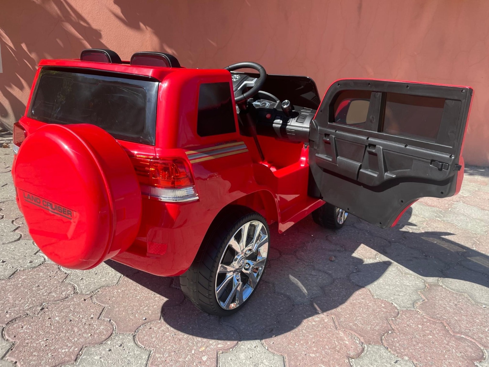 Mașină electrică de jucărie Toyota Landcruiser 12V, roșu, scaun din piele, telecomandă 2,4 GHz, intrare USB / AUX, suspensie, baterie 12 V, roți moi EVA, MOTOR 2 X 35 W, licență ORIGINALĂ - imagine 14