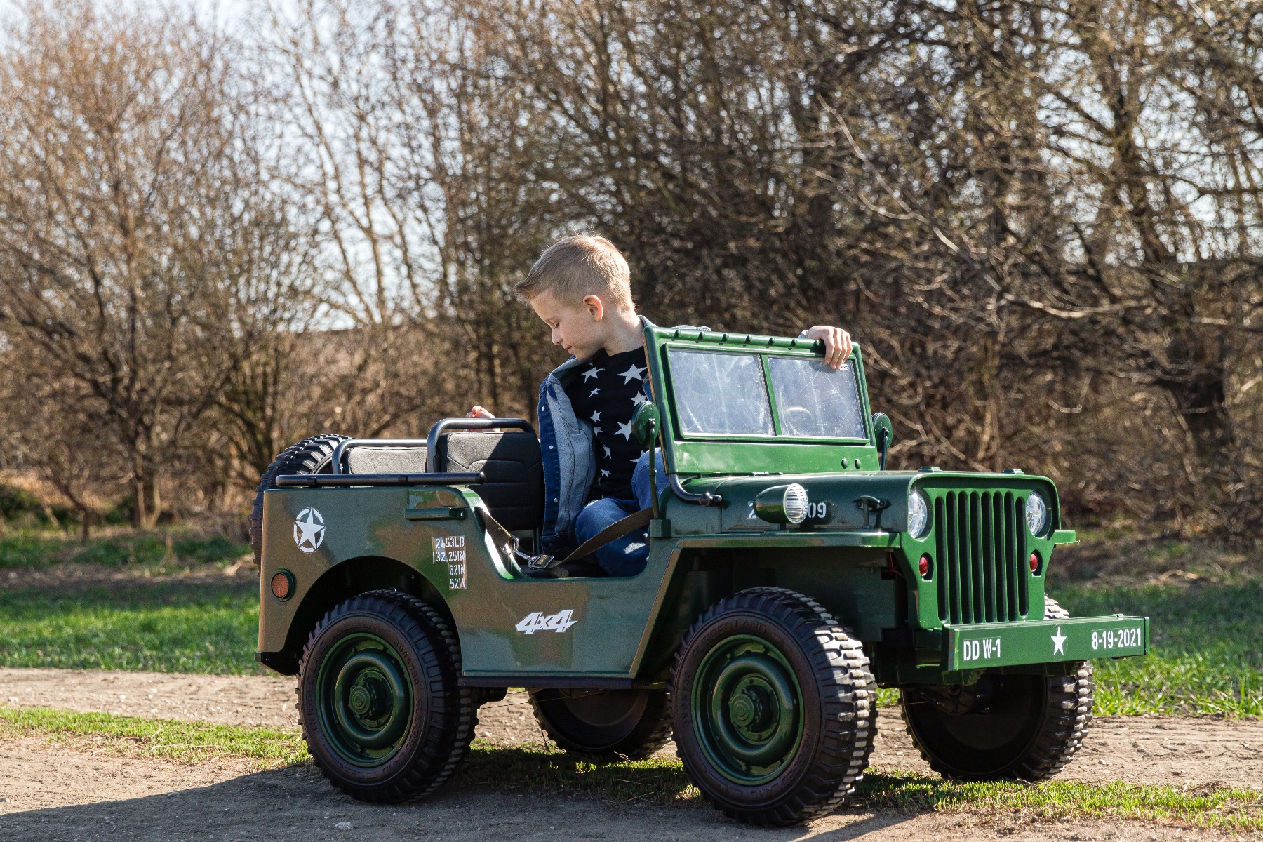 Mașinuță electrică pentru copii SUA ARMY-4X4, Verde, cu trei locuri, MP3 Player cu intrare USB / SD, suspensie integrală, lumini LED, parbriz pliabil, baterie portabilă 12V14AH, roți EVA, scaune din piele, telecomandă de 2,4 GHz, 4x4 - imagine 8