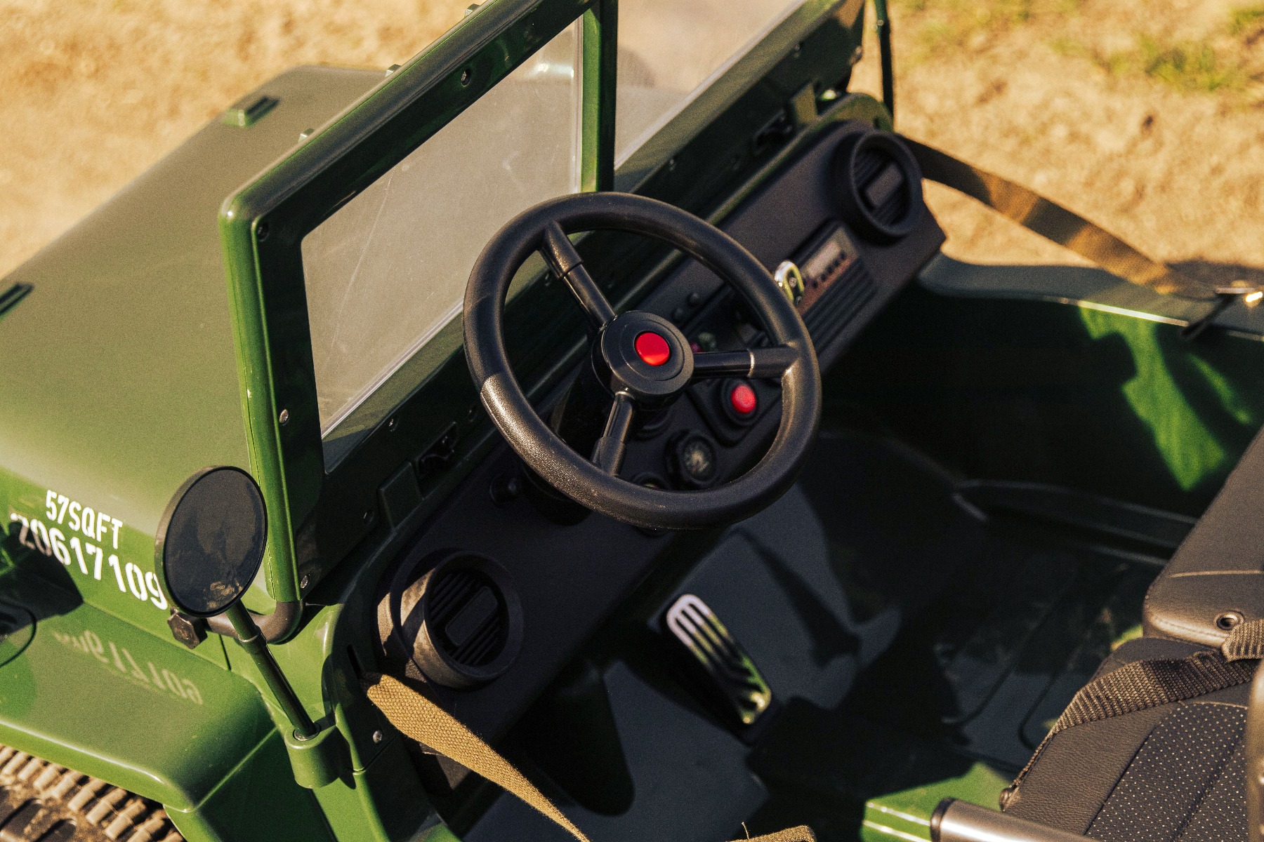 Mașinuță electrică pentru copii SUA ARMY-4X4, Verde, cu trei locuri, MP3 Player cu intrare USB / SD, suspensie integrală, lumini LED, parbriz pliabil, baterie portabilă 12V14AH, roți EVA, scaune din piele, telecomandă de 2,4 GHz, 4x4 - imagine 18