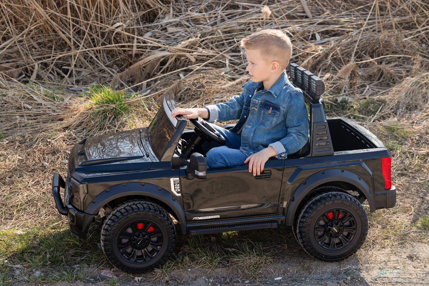 Mașină electrică pentru copii Ford Super Duty 24V negru, două locuri, tracțiune 4X4, motoare performante 24V, baterie portabilă, roți duble EVA spate, scaun din plastic, telecomandă 2,4 GHz, rampă lumină cu LED, MP3 player intrare USB, licență ORIGINALĂ - imagine 2