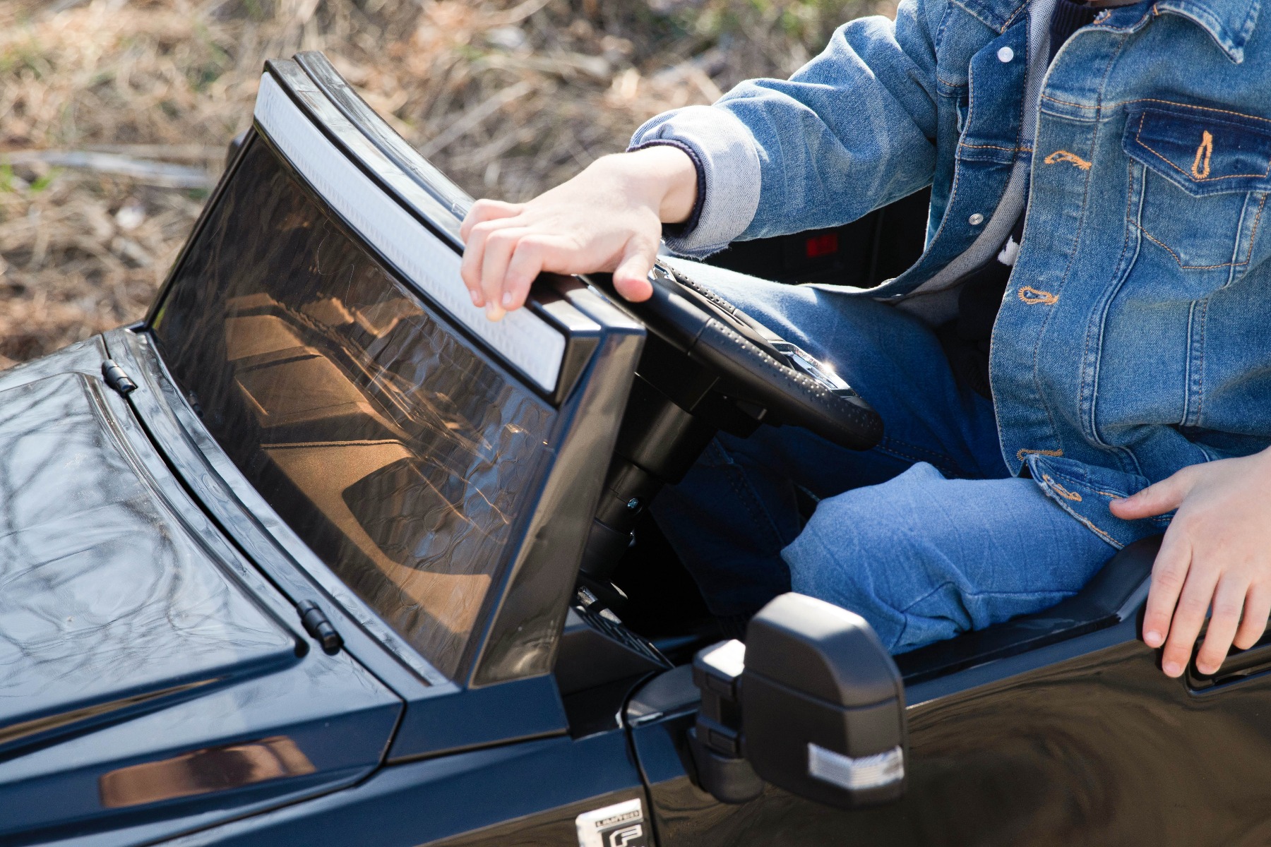 Mașină electrică pentru copii Ford Super Duty 24V negru, două locuri, tracțiune 4X4, motoare performante 24V, baterie portabilă, roți duble EVA spate, scaun din plastic, telecomandă 2,4 GHz, rampă lumină cu LED, MP3 player intrare USB, licență ORIGINALĂ - imagine 4