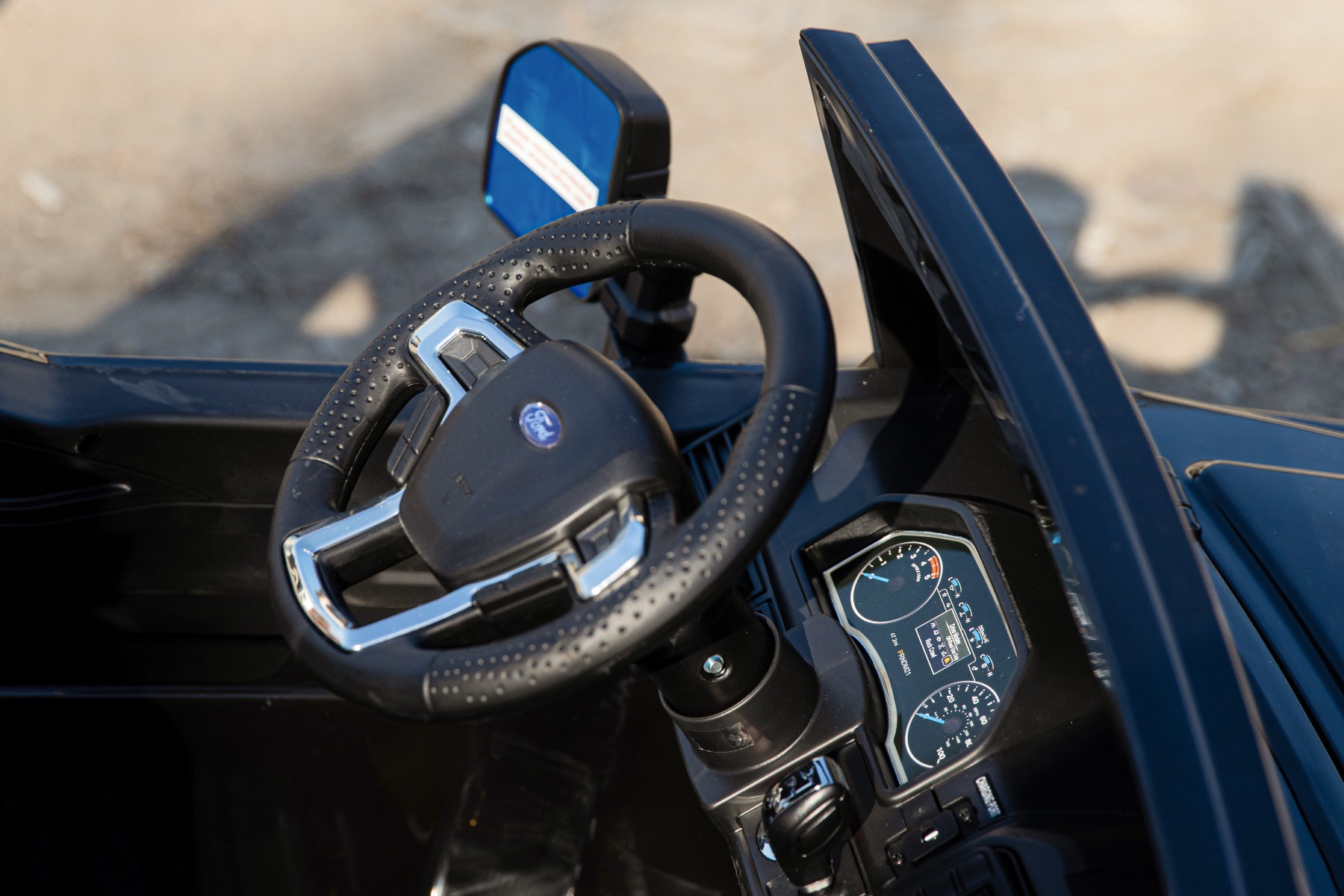 Mașină electrică pentru copii Ford Super Duty 24V roz, două locuri, tracțiune 4X4, motoare performante 24V, baterie portabilă, roți duble EVA spate, scaun din plastic, telecomandă 2,4 GHz, rampă lumină cu LED, MP3 player intrare USB, licență ORIGINALĂ - imagine 7