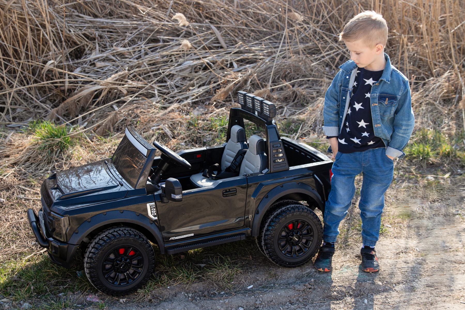 Mașină electrică pentru copii Ford Super Duty 24V roz, două locuri, tracțiune 4X4, motoare performante 24V, baterie portabilă, roți duble EVA spate, scaun din plastic, telecomandă 2,4 GHz, rampă lumină cu LED, MP3 player intrare USB, licență ORIGINALĂ - imagine 8