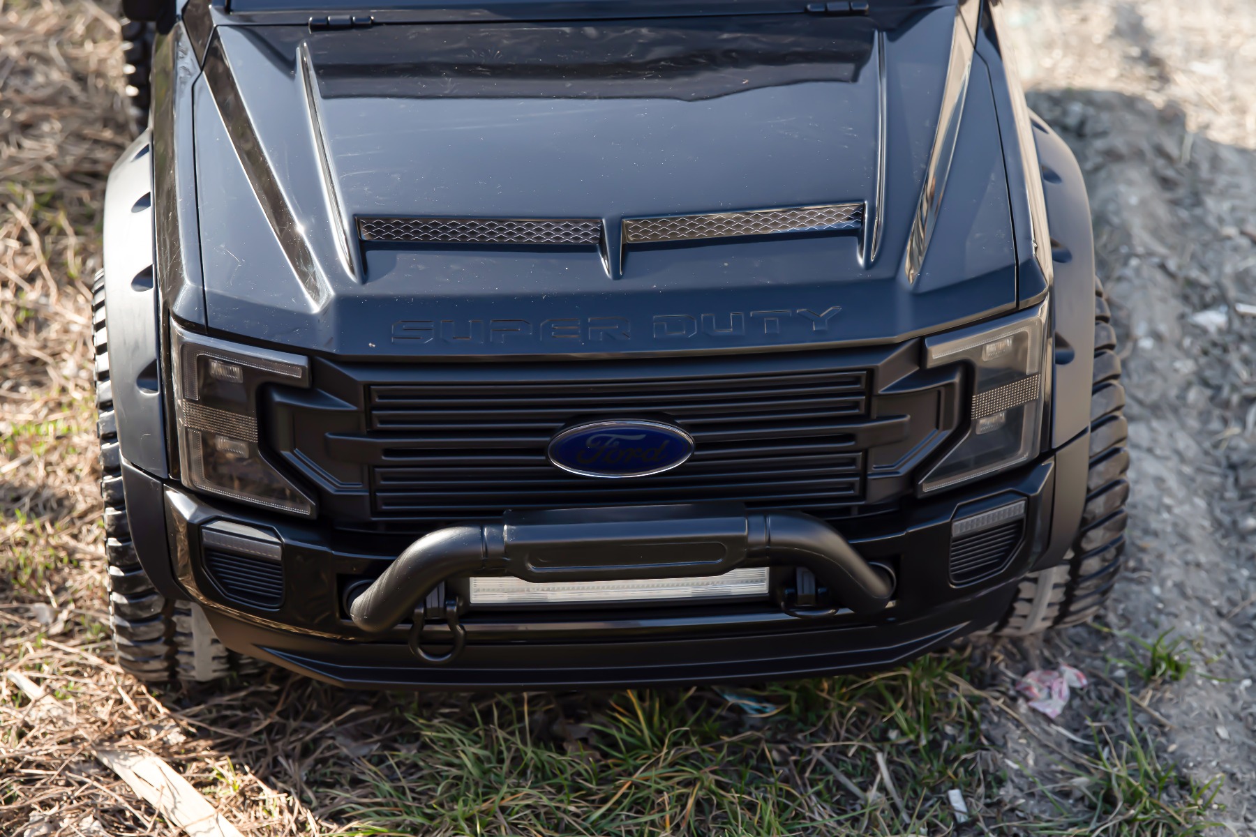 Mașină electrică pentru copii Ford Super Duty 24V negru, două locuri, tracțiune 4X4, motoare performante 24V, baterie portabilă, roți duble EVA spate, scaun din plastic, telecomandă 2,4 GHz, rampă lumină cu LED, MP3 player intrare USB, licență ORIGINALĂ - imagine 11