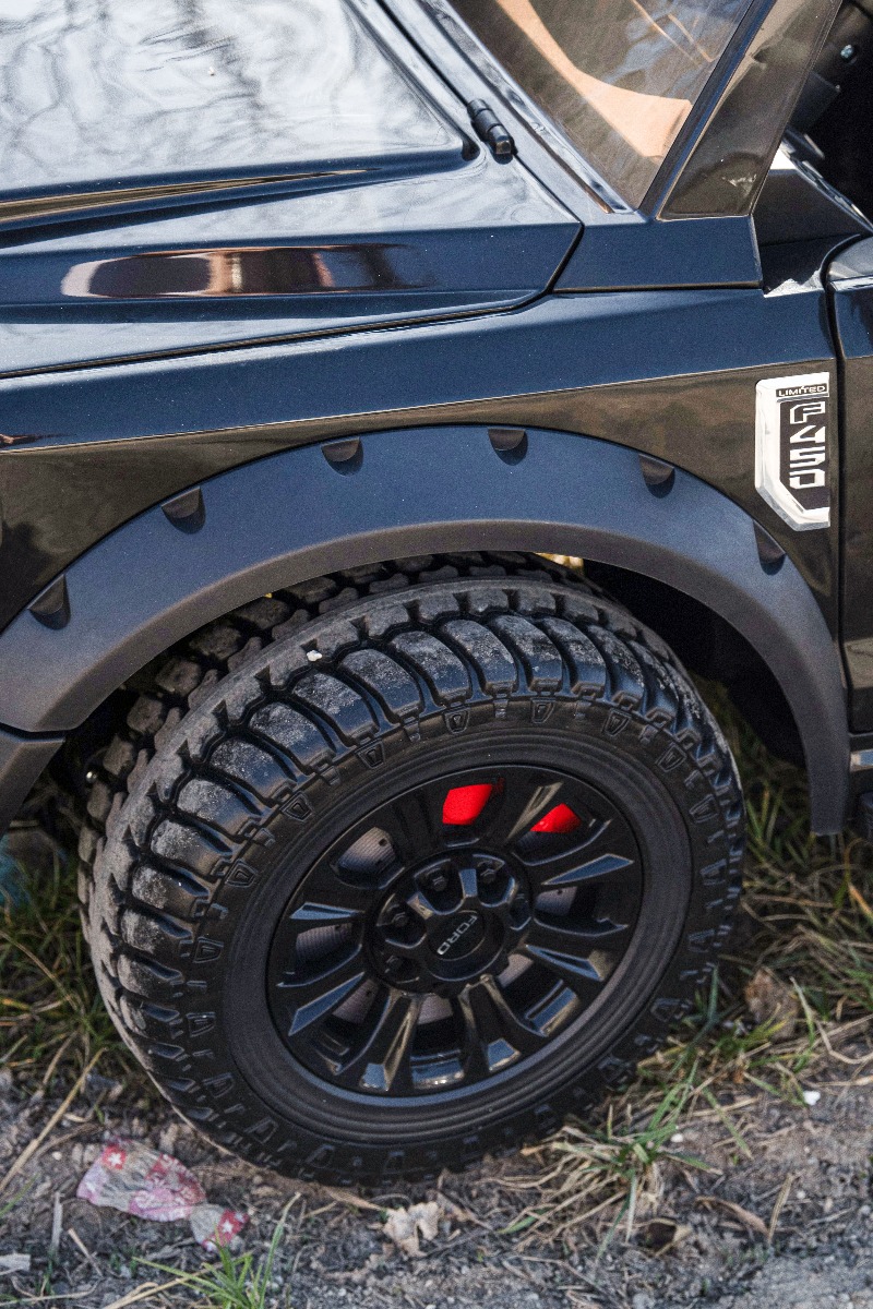 Mașină electrică pentru copii Ford Super Duty 24V negru, două locuri, tracțiune 4X4, motoare performante 24V, baterie portabilă, roți duble EVA spate, scaun din plastic, telecomandă 2,4 GHz, rampă lumină cu LED, MP3 player intrare USB, licență ORIGINALĂ - imagine 12