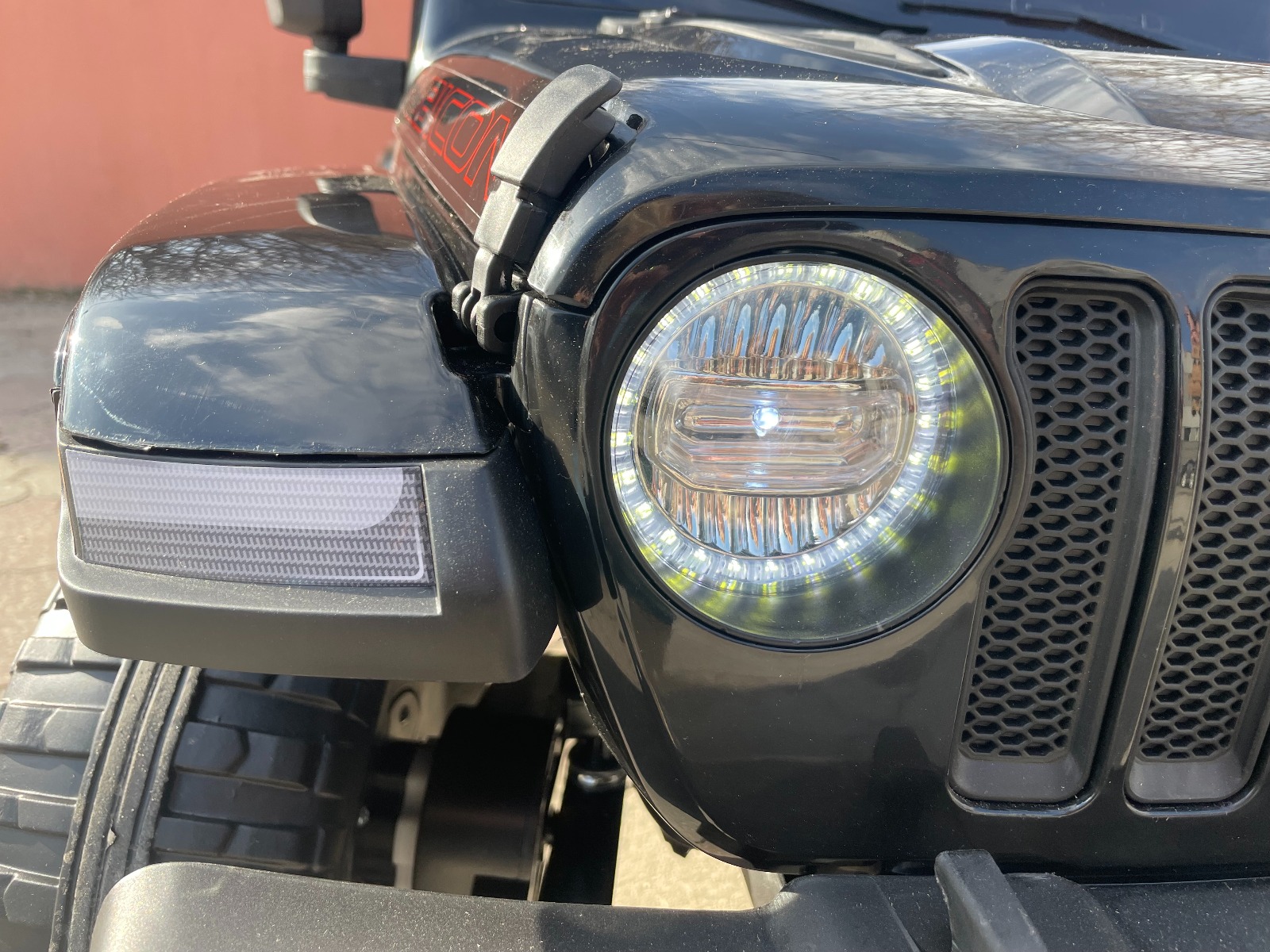 Mașinuță electrică pentru copii JEEP Wrangler, Alb, scaun din piele, Radio cu intrare Bluetooth și USB, unitate 4x4, baterie cu litiu, roți EVA, suspensii spate, telecomandă de 2,4 GHz, comutator funcție telecomandă/ pedală, licențiat - imagine 14