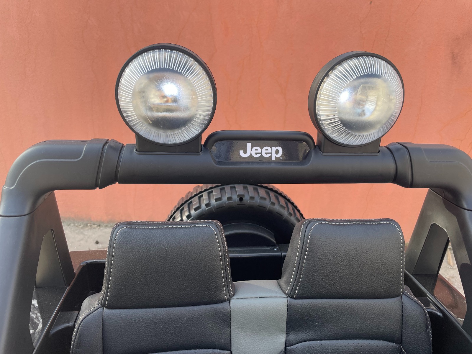 Mașinuță electrică pentru copii JEEP Wrangler, Alb, scaun din piele, Radio cu intrare Bluetooth și USB, unitate 4x4, baterie cu litiu, roți EVA, suspensii spate, telecomandă de 2,4 GHz, comutator funcție telecomandă/ pedală, licențiat - imagine 20