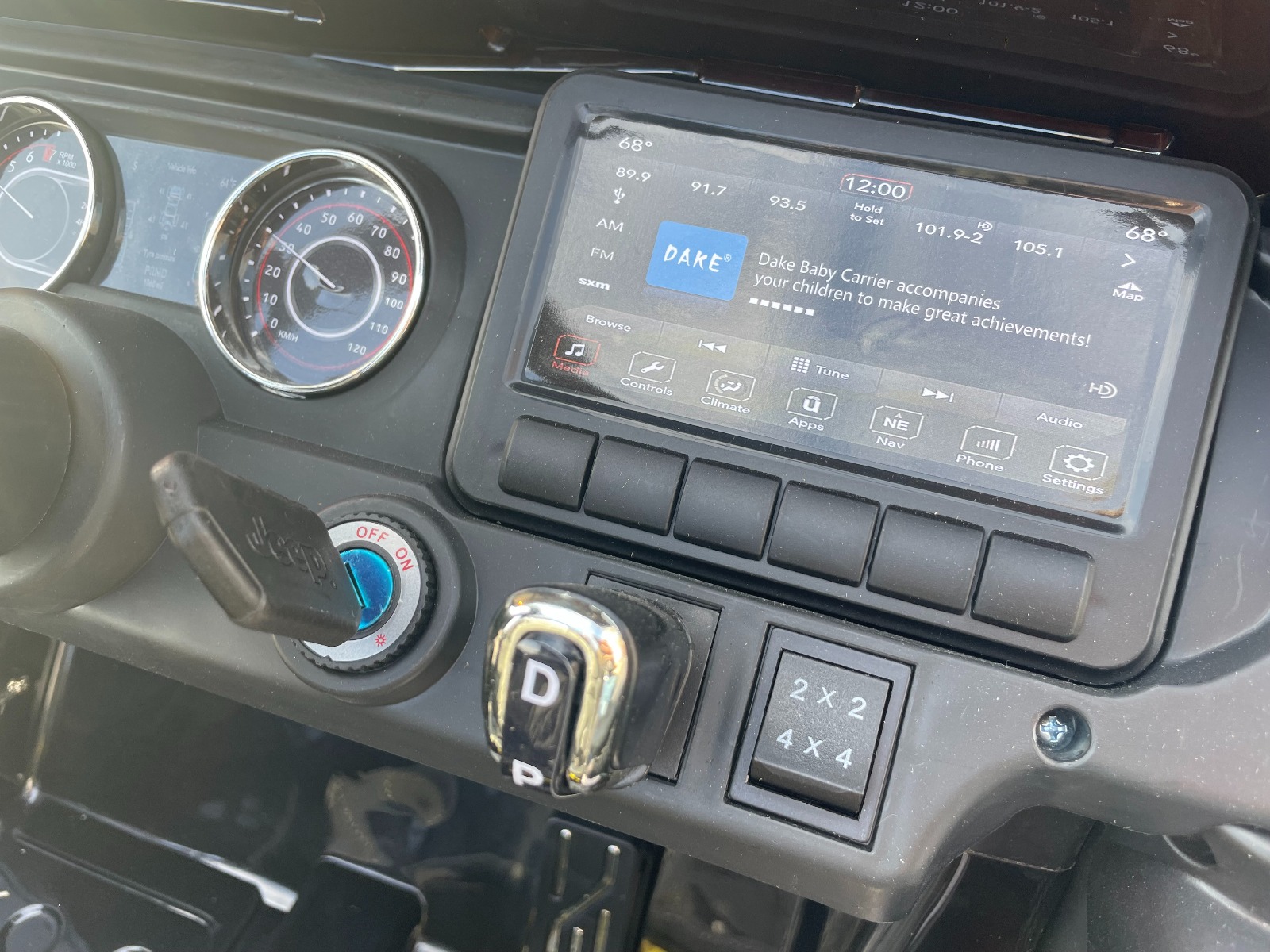 Mașinuță electrică pentru copii JEEP Wrangler, Alb, scaun din piele, Radio cu intrare Bluetooth și USB, unitate 4x4, baterie cu litiu, roți EVA, suspensii spate, telecomandă de 2,4 GHz, comutator funcție telecomandă/ pedală, licențiat - imagine 24