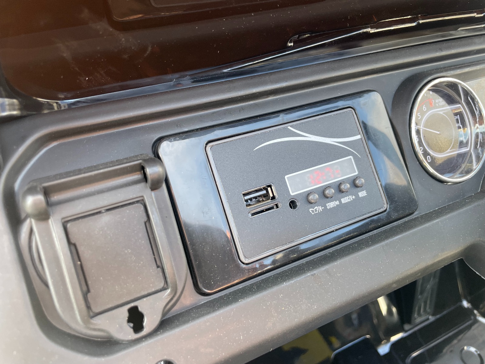 Mașinuță electrică pentru copii JEEP Wrangler, Alb, scaun din piele, Radio cu intrare Bluetooth și USB, unitate 4x4, baterie cu litiu, roți EVA, suspensii spate, telecomandă de 2,4 GHz, comutator funcție telecomandă/ pedală, licențiat - imagine 26