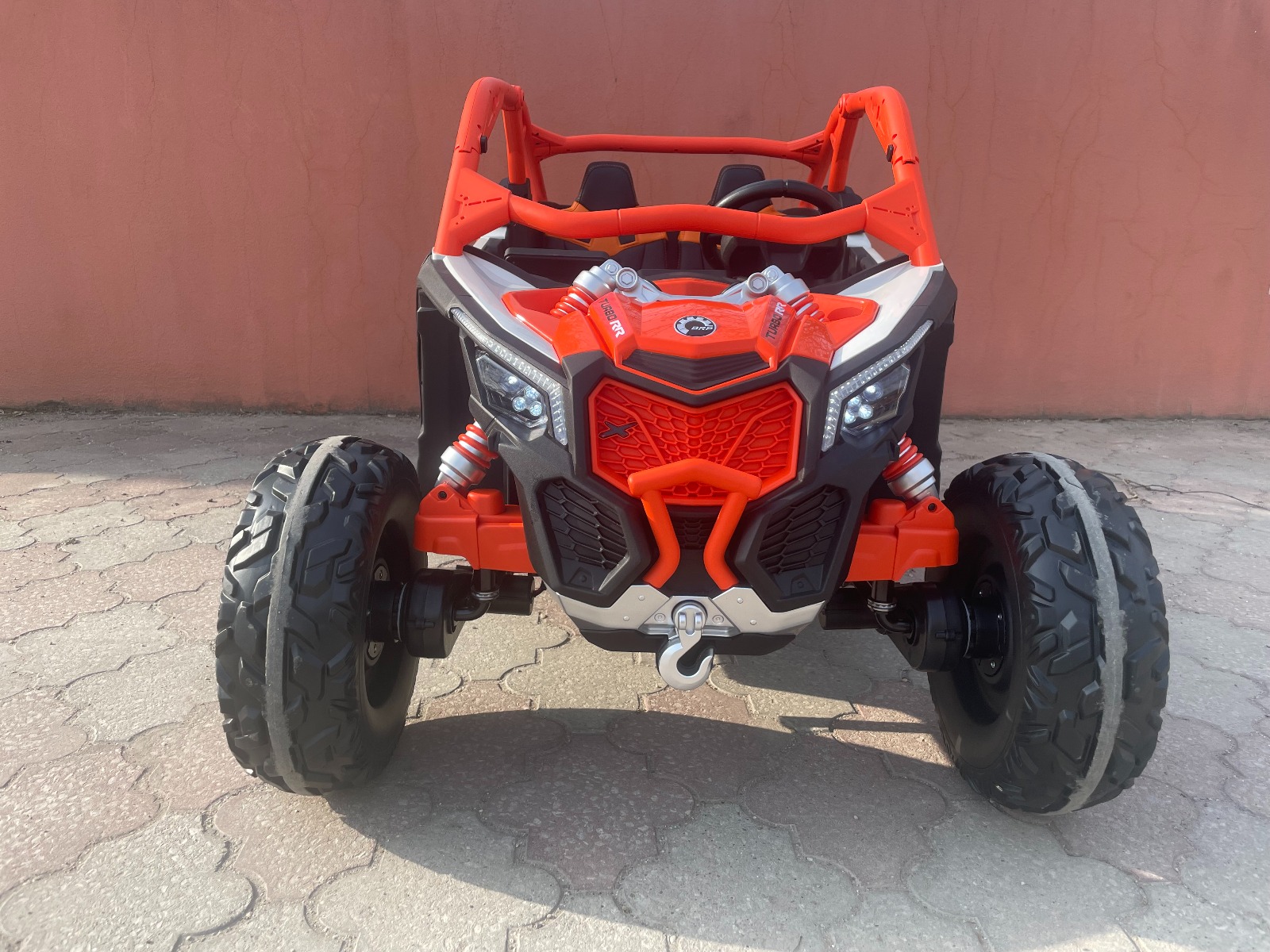 Mașină electrică copii Can-am Maverick 24V, portocaliu, cu două locuri, suspensie spate, telecomandă 2,4 Ghz, Baterie litiu portabilă, 4 motoare de 200 W, roți EVA, scaune din piele, player MP3 cu intrare USB/SD, model cu licență - imagine 15