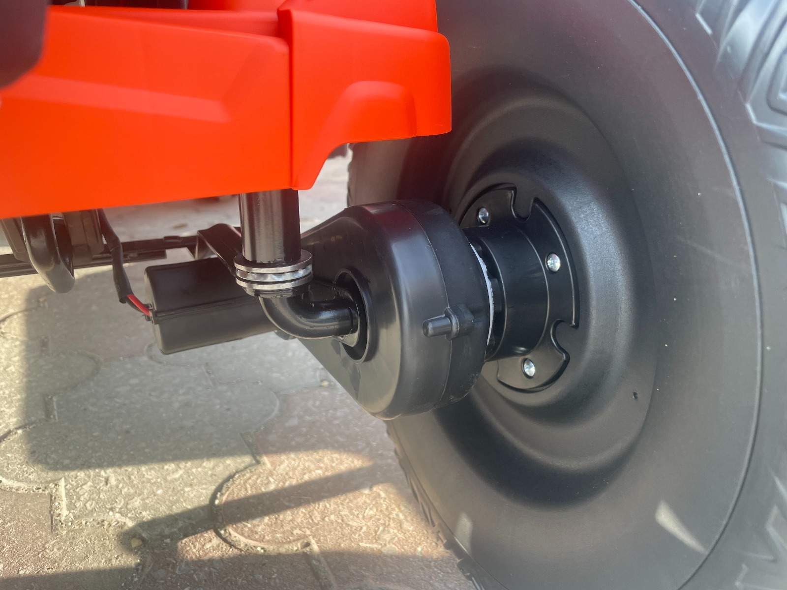 Mașină electrică copii Can-am Maverick 24V, roșu, cu două locuri, suspensie spate, telecomandă 2,4 Ghz, Baterie litiu portabilă, 4 motoare de 200 W, roți EVA, scaune din piele, player MP3 cu intrare USB/SD, model cu licență - imagine 14